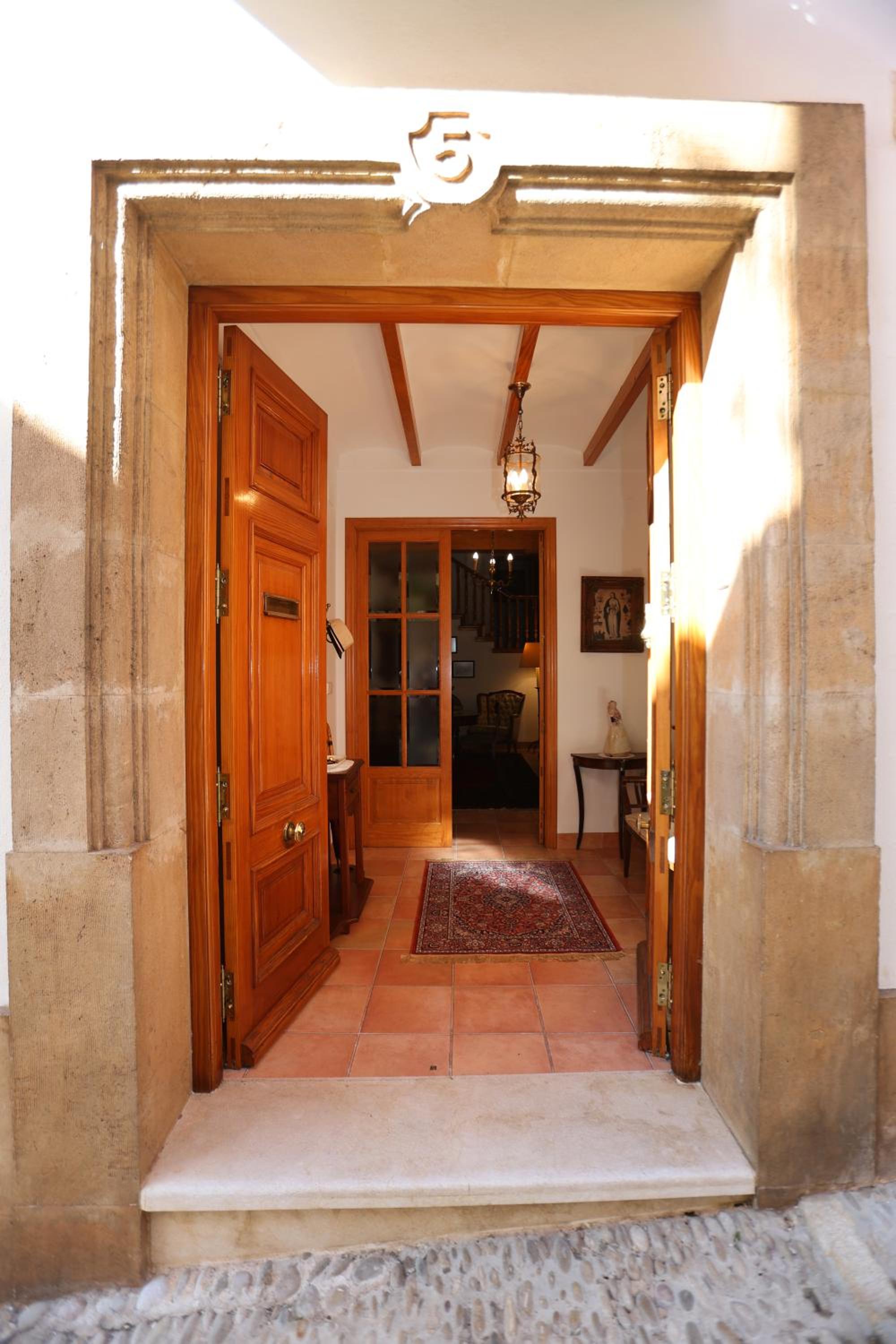 Five-Bedroom House photo 2