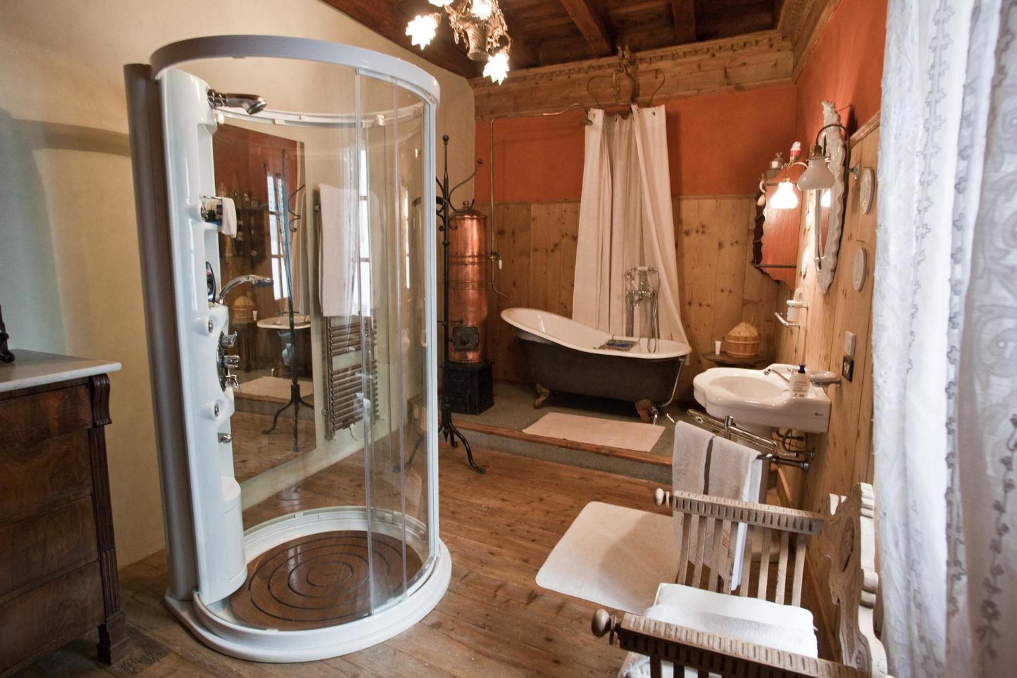 Deluxe King Suite - Photo 12