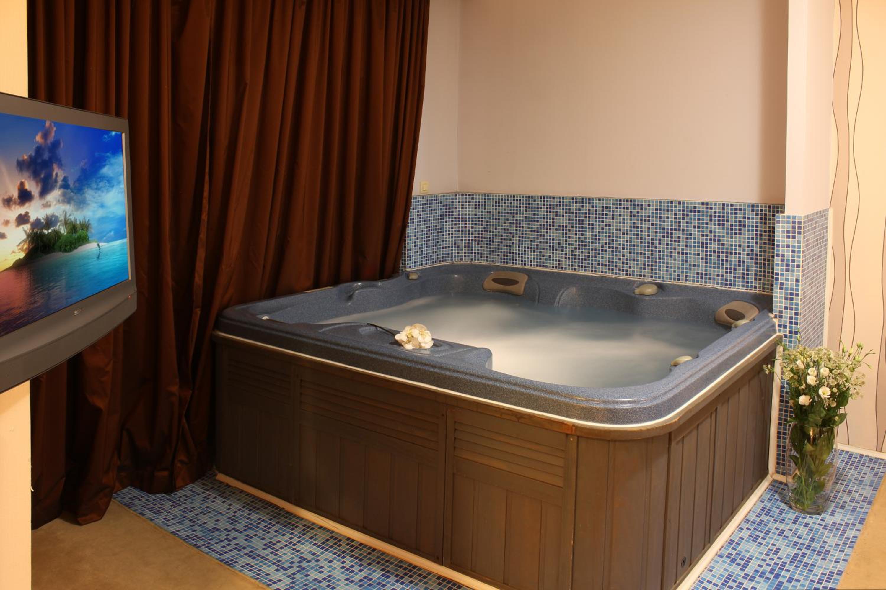 Suite with Sauna and Hot Tub (Jacuzzi) - Photo 3