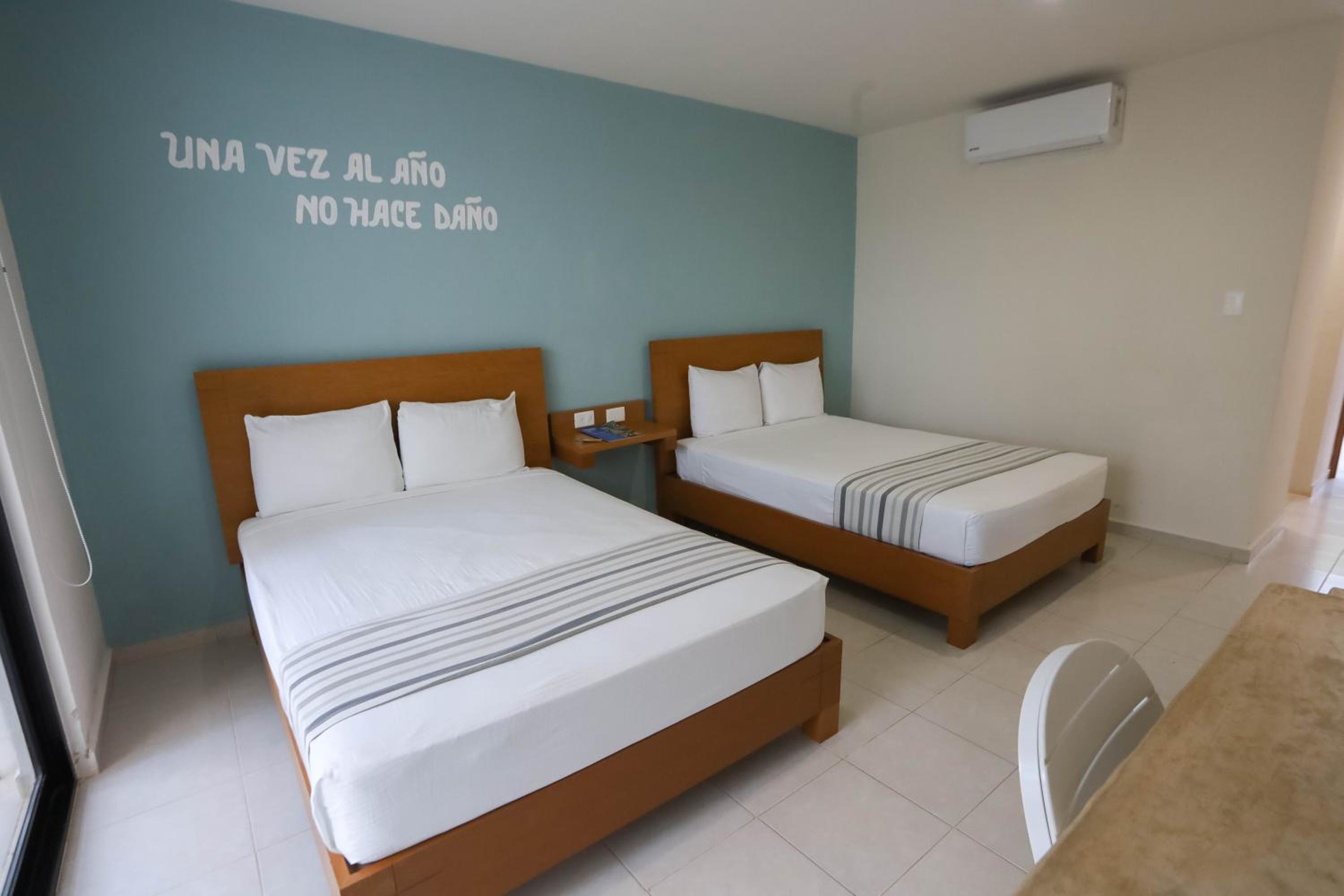 Double Room with Two Double Beds - Photo 2