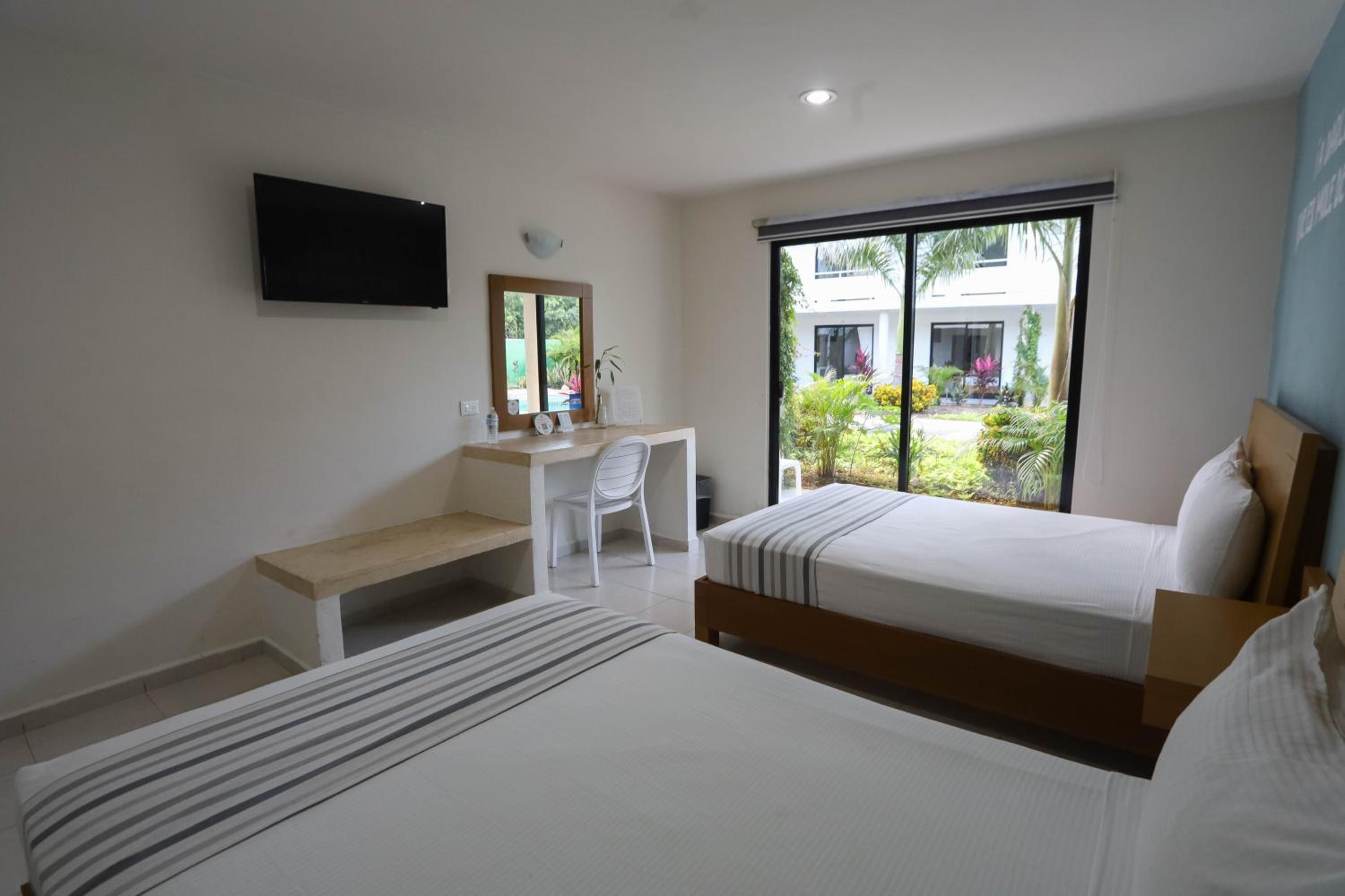 Double Room with Two Double Beds - Photo 4