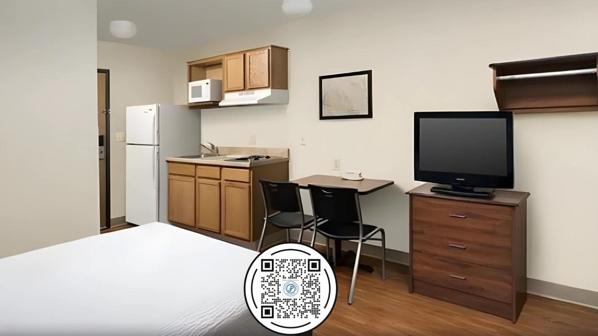 Double Suite with Tub - Accessible/Non Smoking photo 2