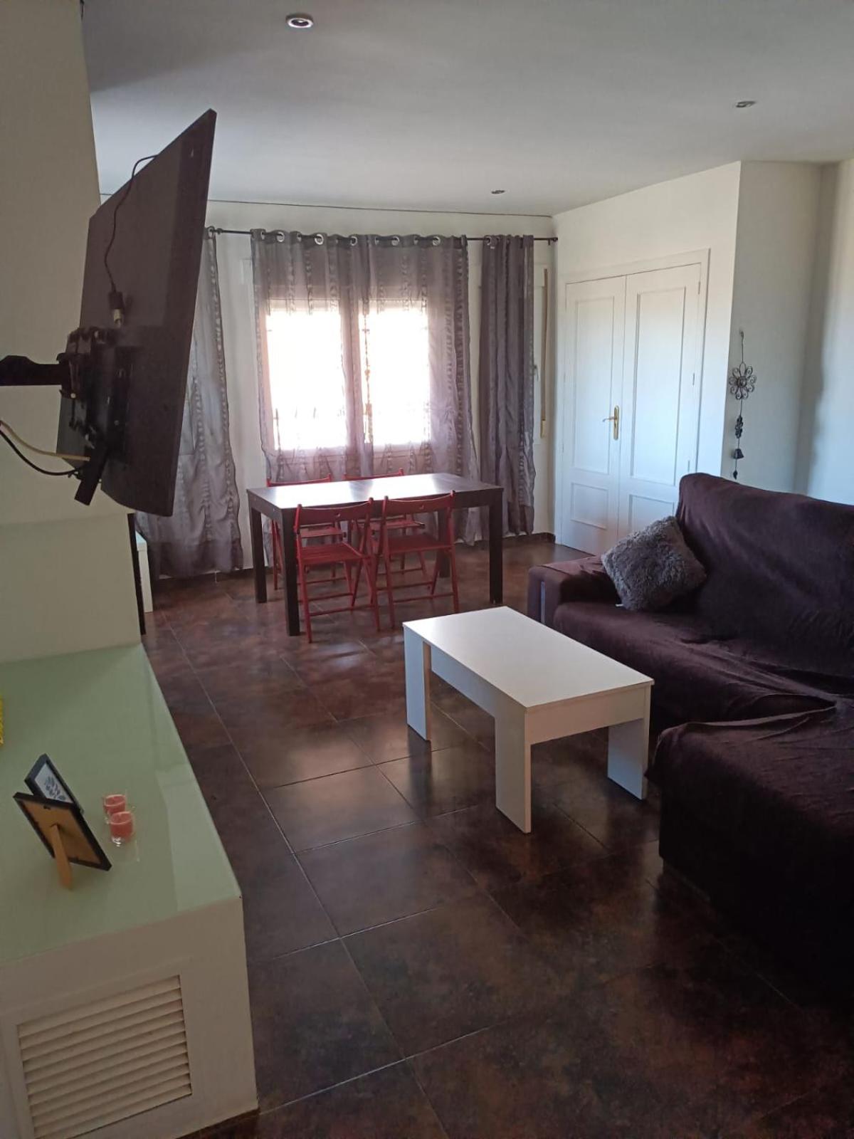 Five-Bedroom House photo 3