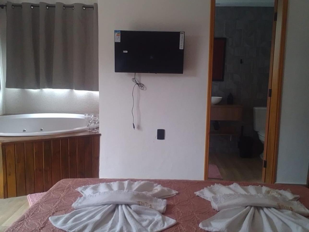 Suite with Hot Tub photo 3