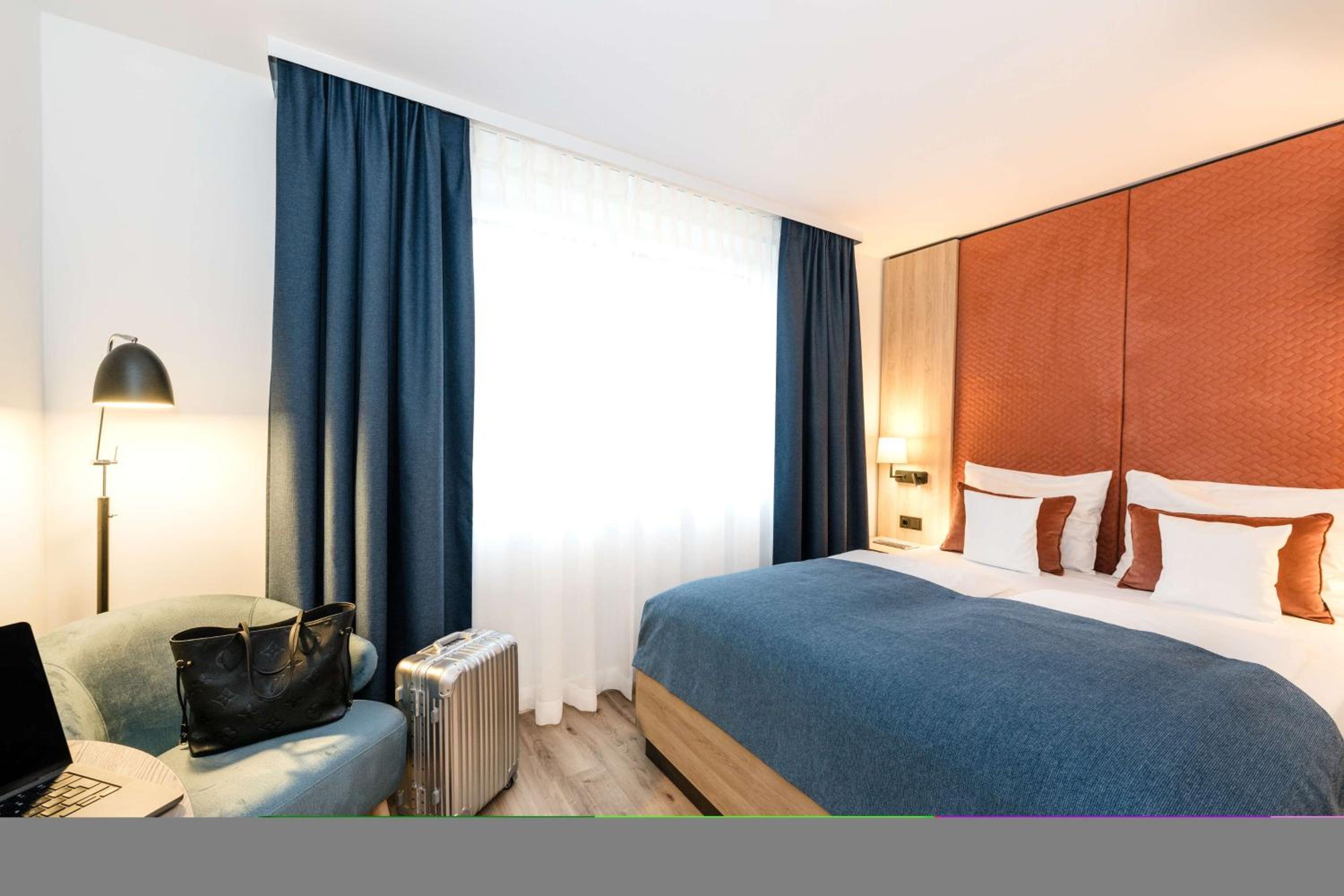 Queen Room with Walk-In Shower and Forest View