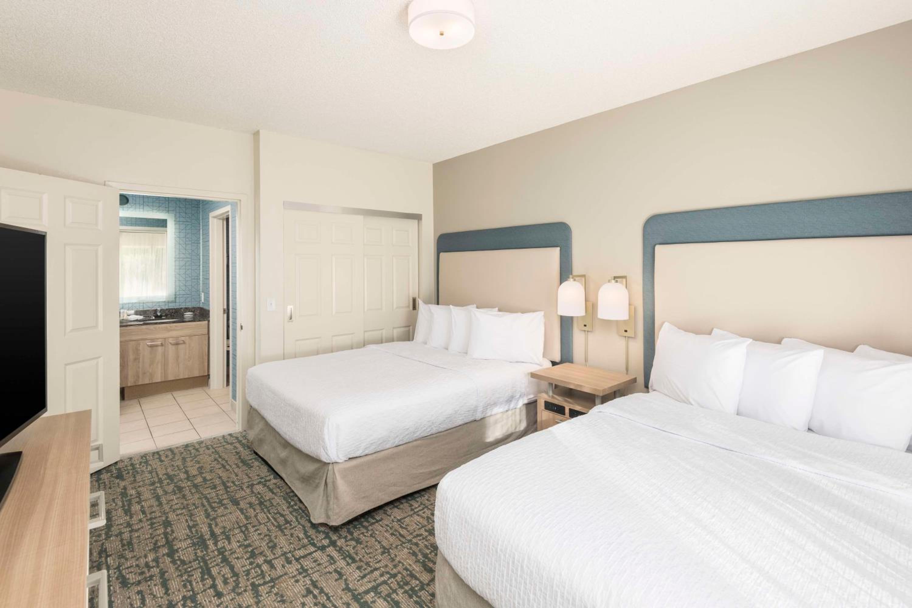 One-Bedroom Queen Suite with Two Queen Beds - Non-Smoking - Photo 5