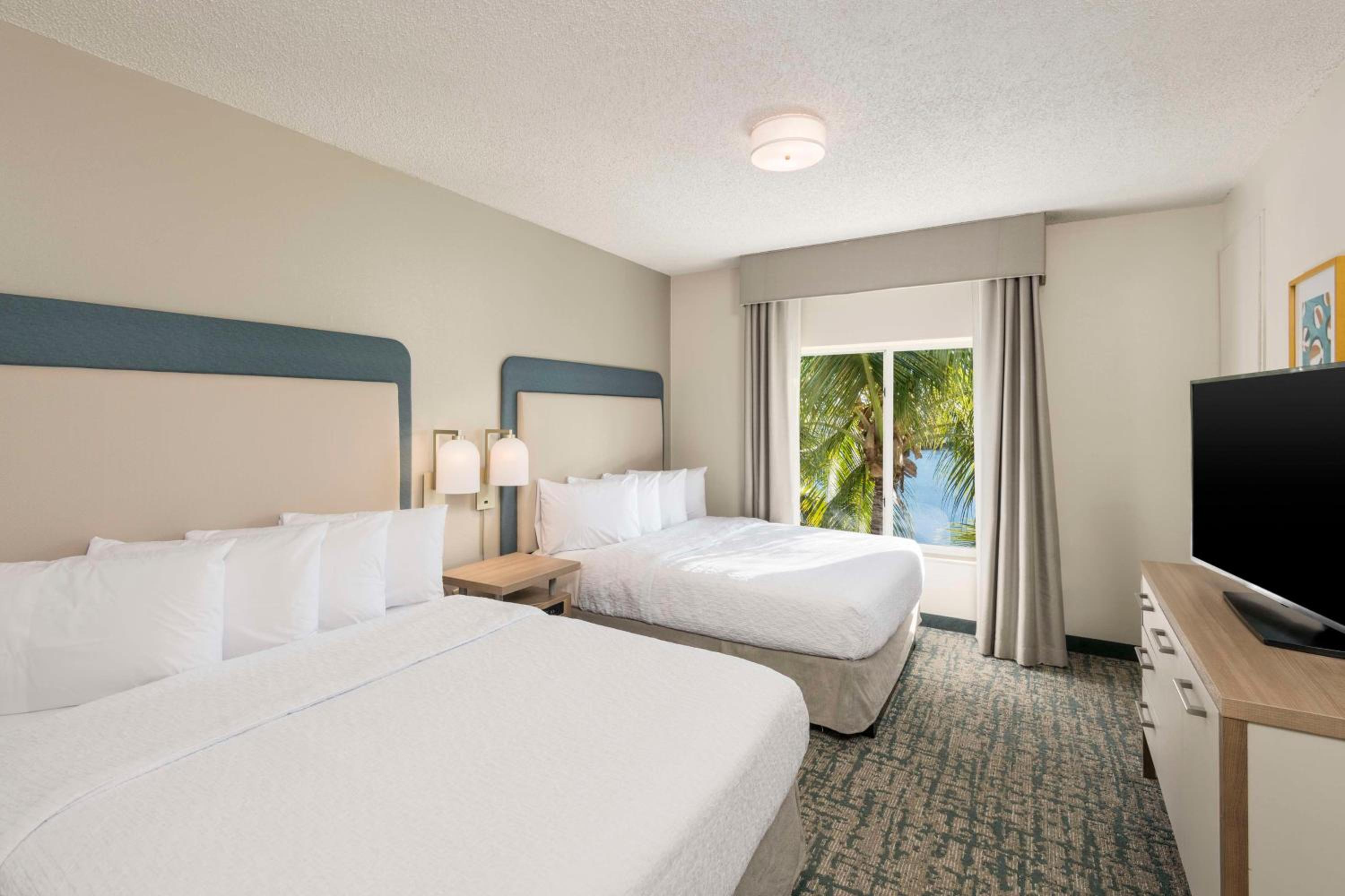 One-Bedroom Queen Suite with Two Queen Beds - Non-Smoking - Photo 6