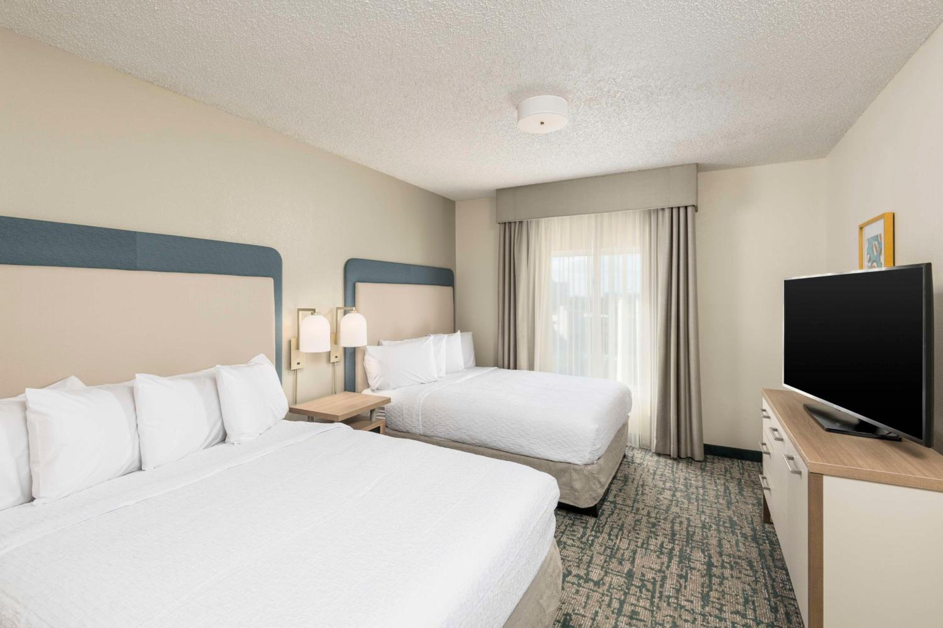 One-Bedroom Queen Suite with Two Queen Beds - Non-Smoking - Photo 7