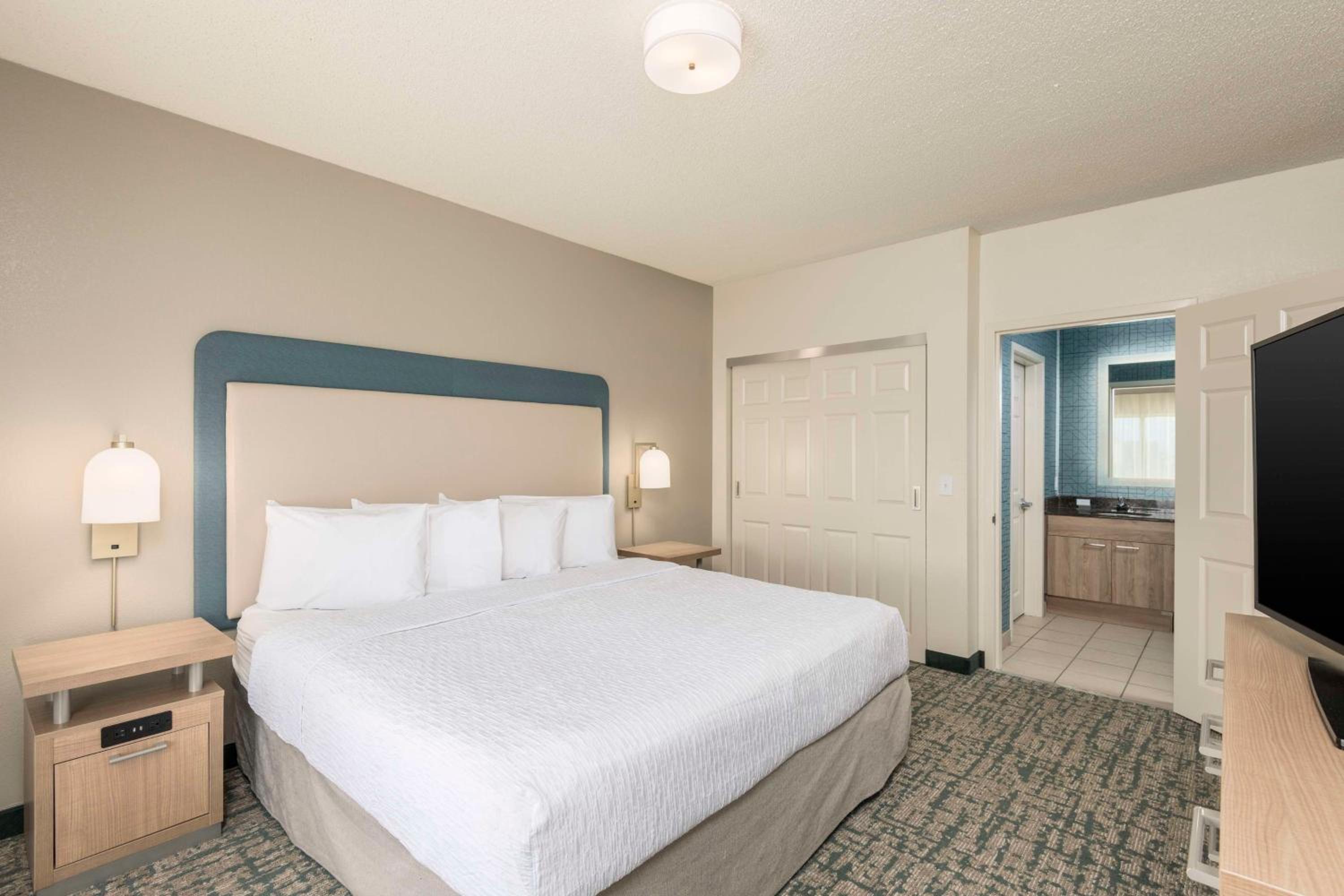 One-Bedroom King Suite - Non-Smoking - Photo 3