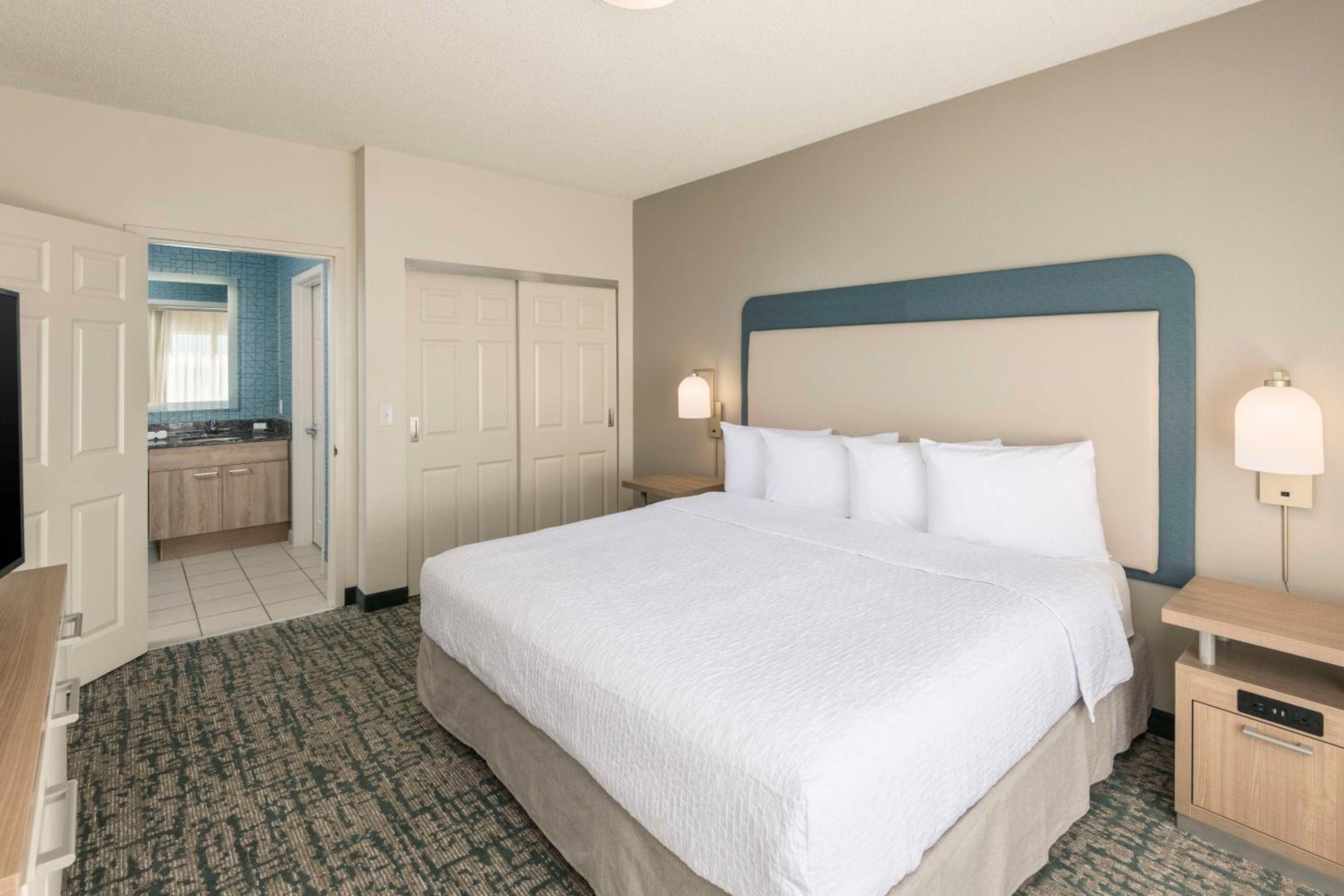 One-Bedroom King Suite - Non-Smoking - Photo 6