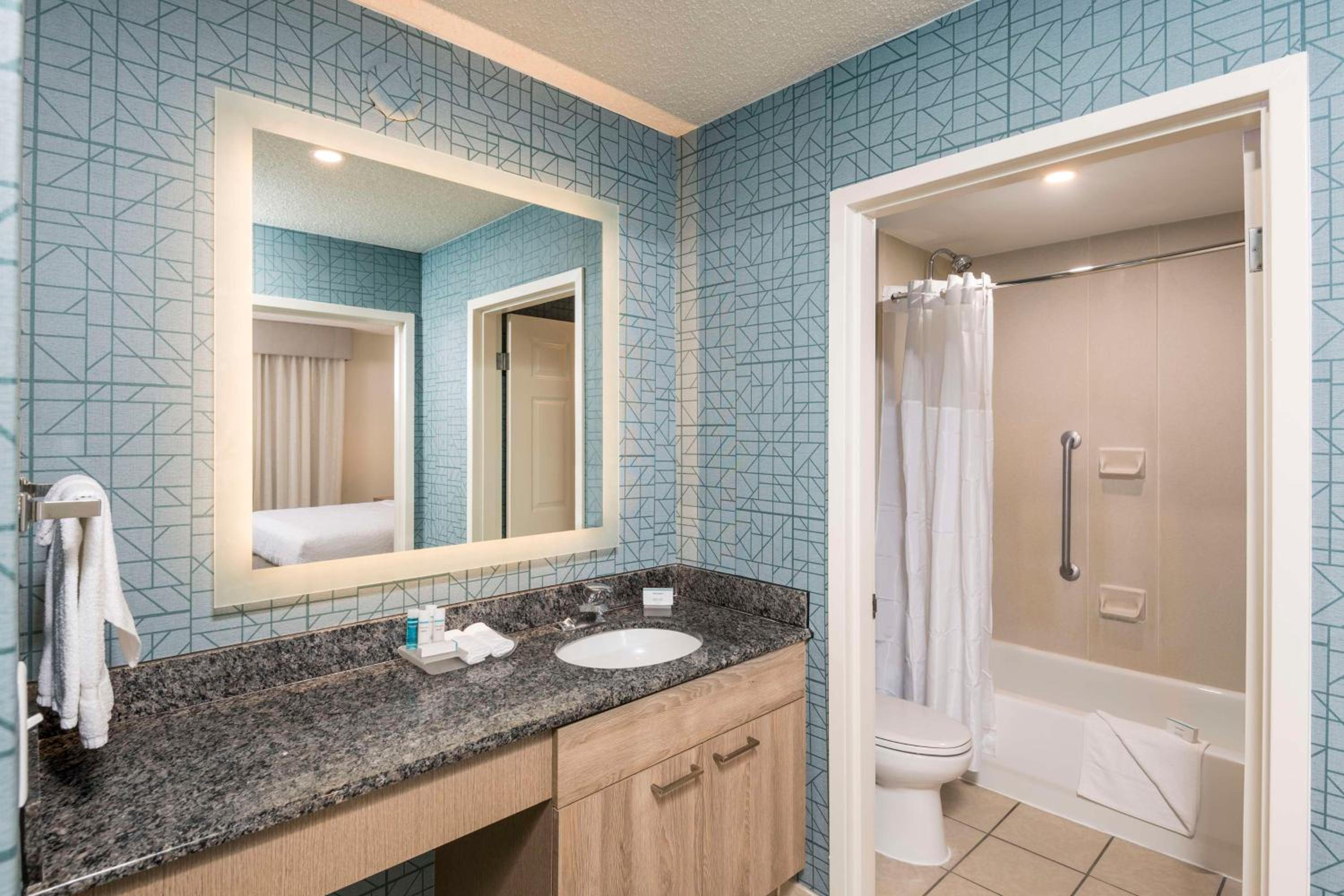 One-Bedroom King Suite - Non-Smoking - Photo 2