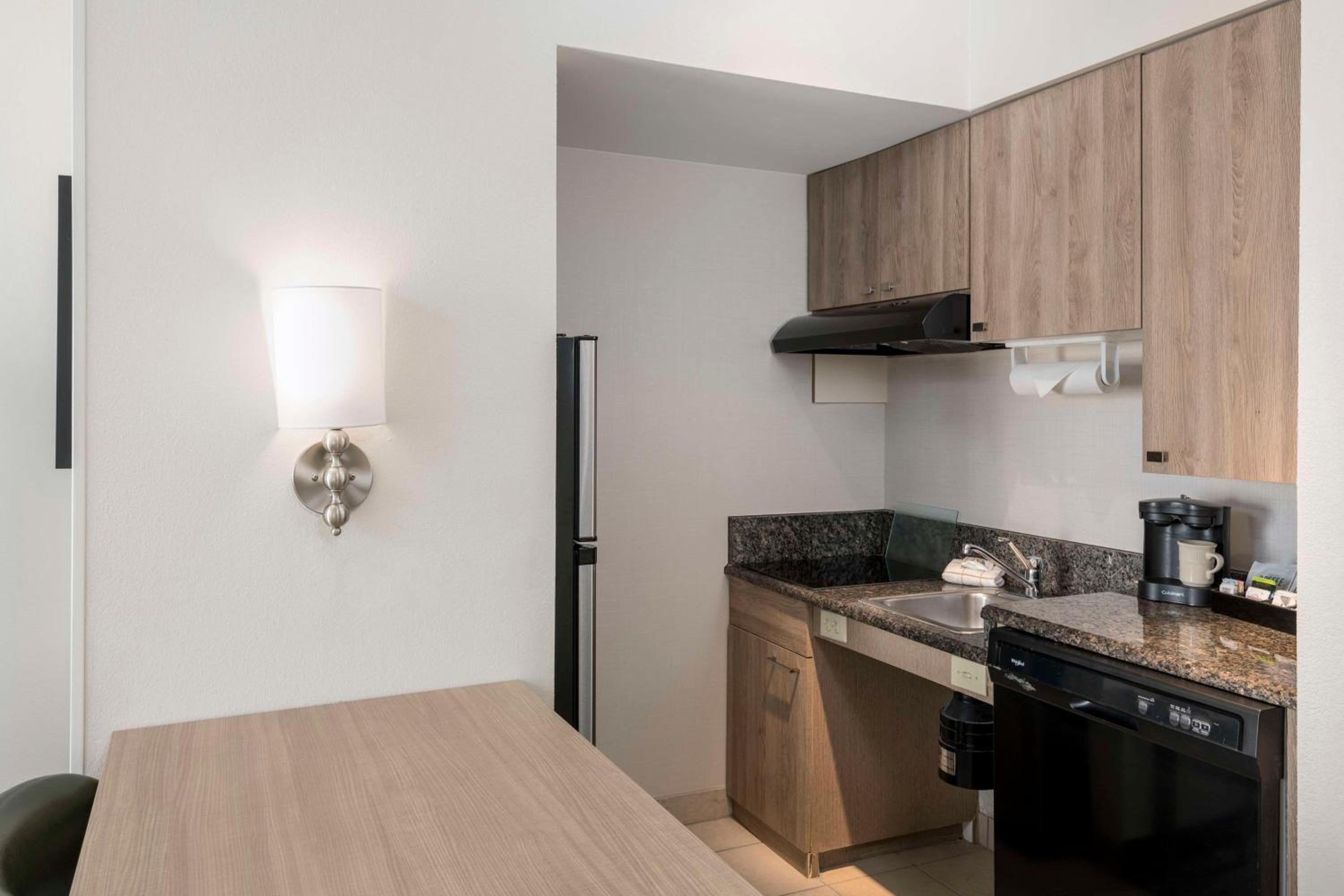 King Suite - Mobility Access/Non-Smoking - Photo 3