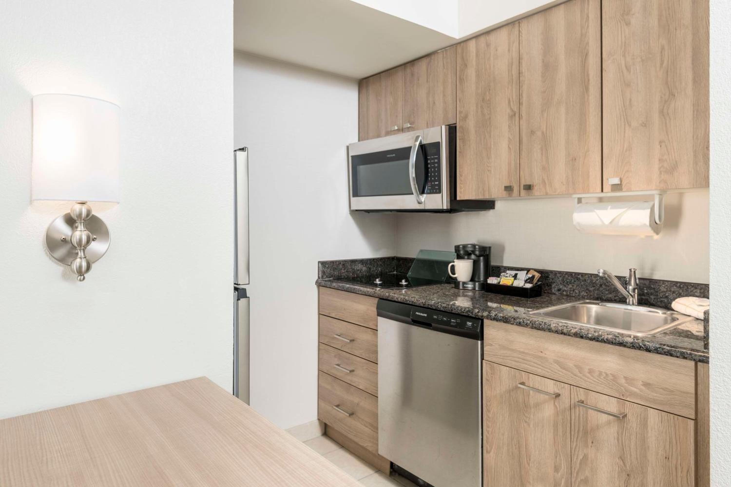 One-Bedroom King Suite - Non-Smoking - Photo 10