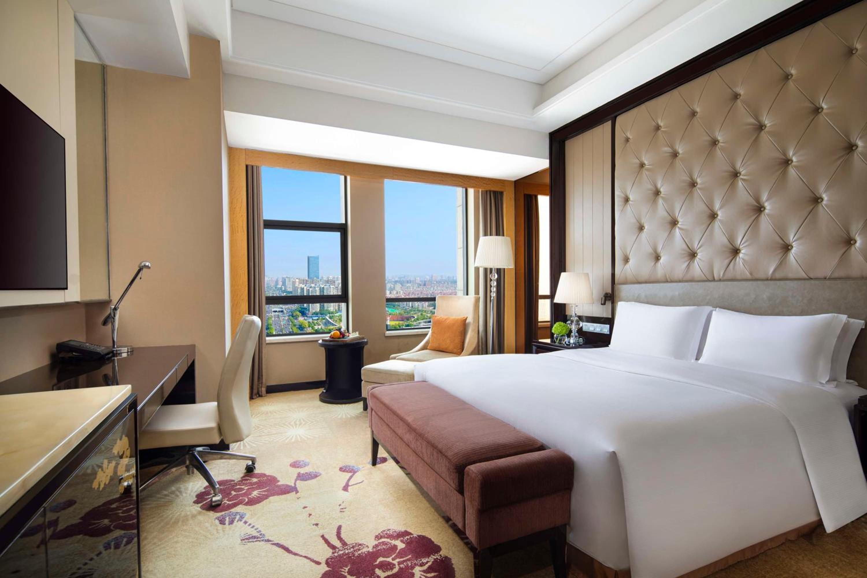 Deluxe King Room - Photo 6