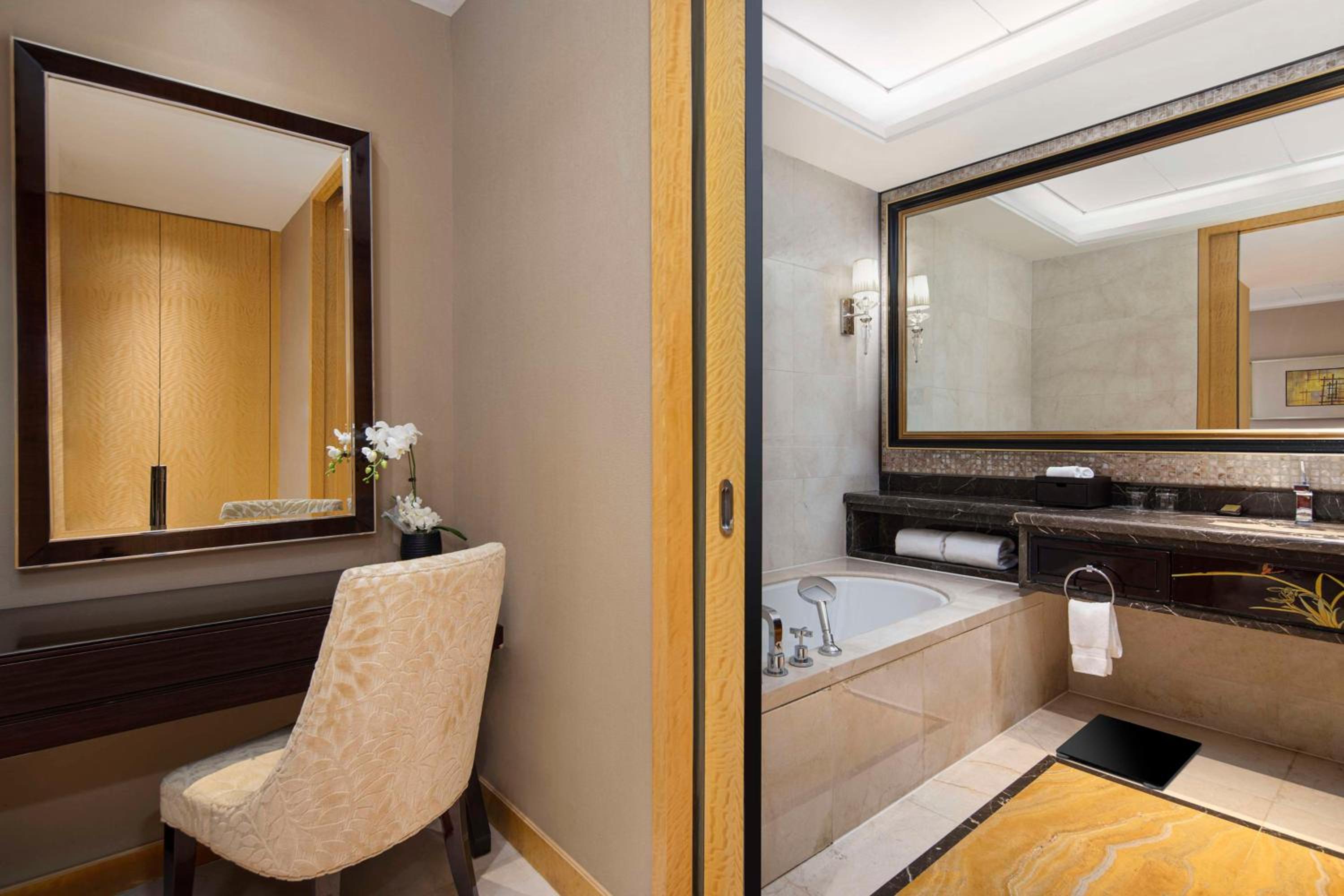 Junior King Suite - Lounge Access - Photo 9