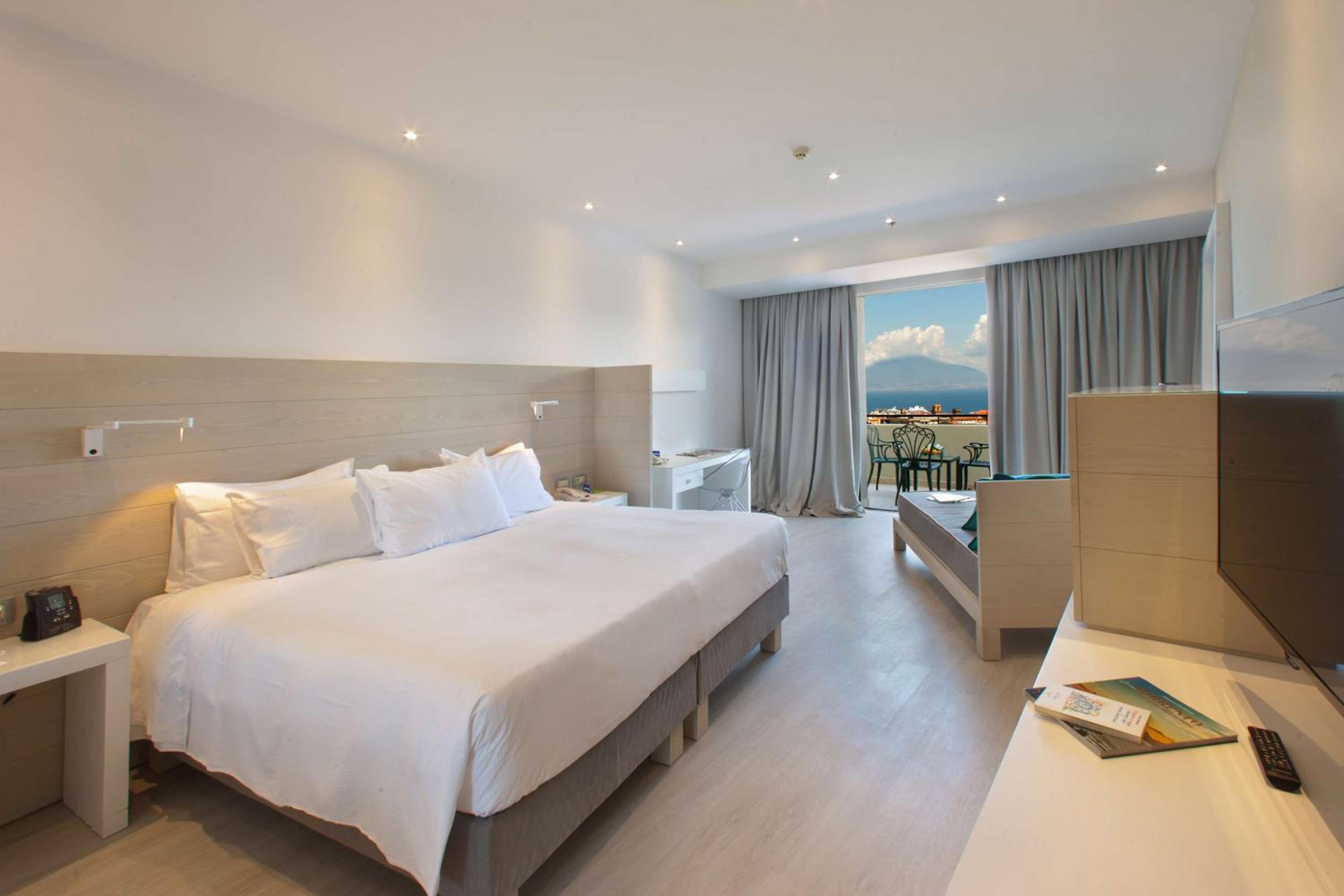 Deluxe Triple Room with Sea View thumbnail 5