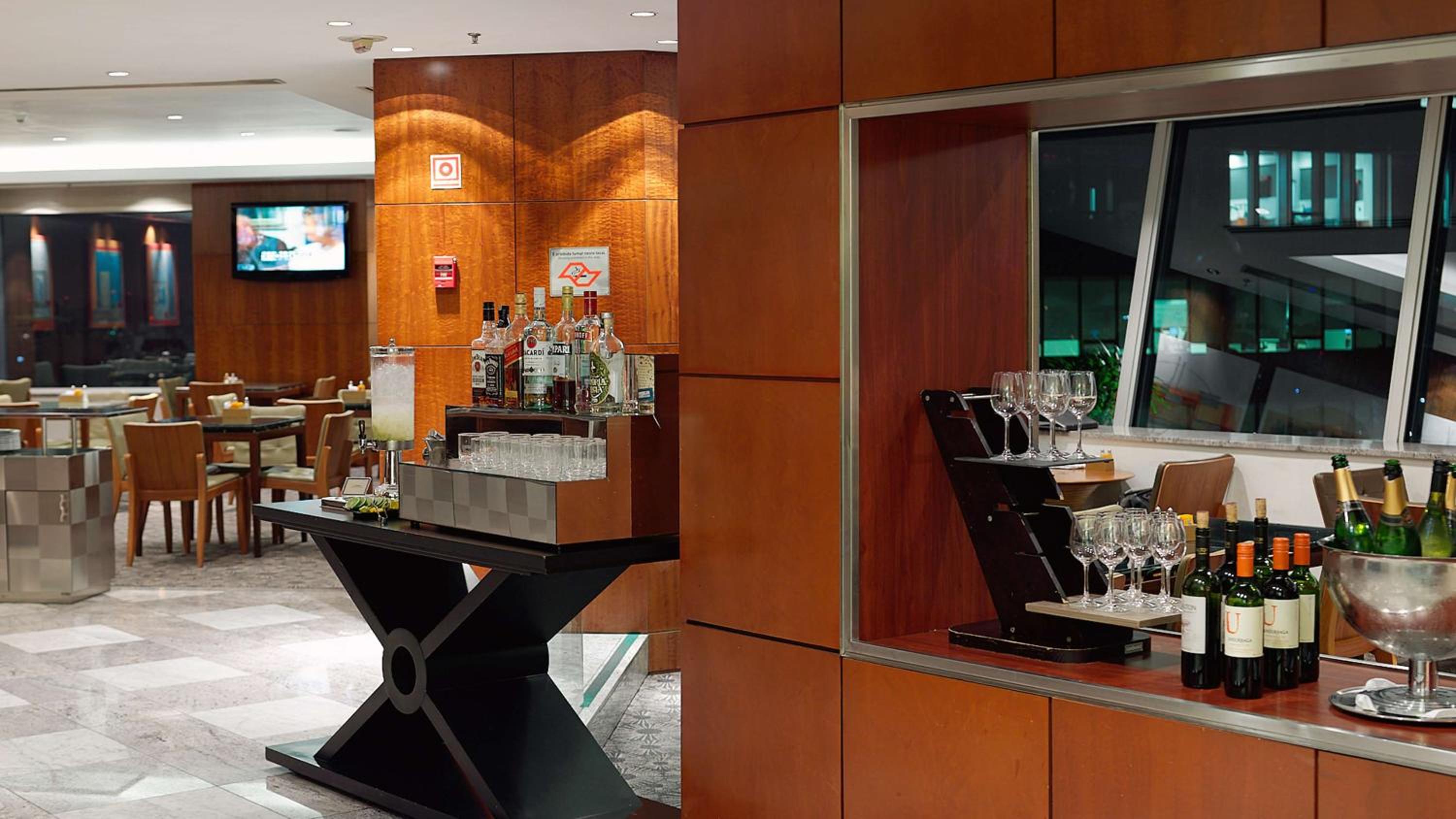 King Bed Executive Room with Breakfast and Happy Hour at the Executive Lounge - Photo 12