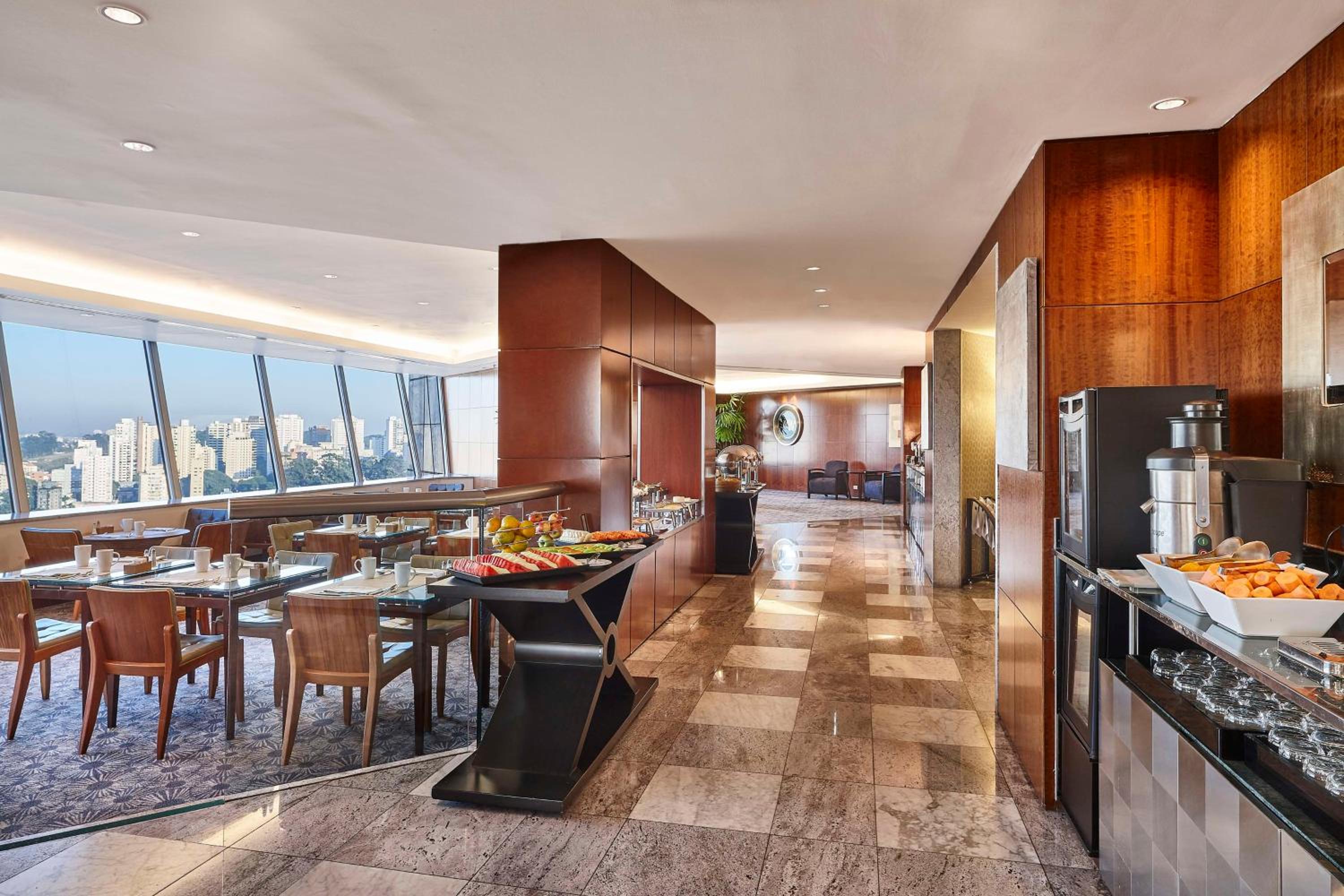 King Bed Executive Room with Breakfast and Happy Hour at the Executive Lounge - Photo 9