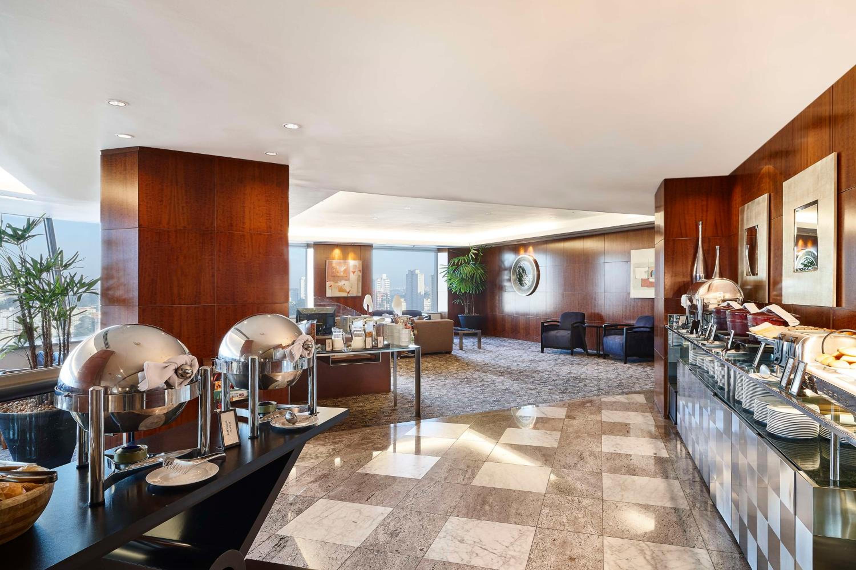 King Bed Executive Room with Breakfast and Happy Hour at the Executive Lounge - Photo 11