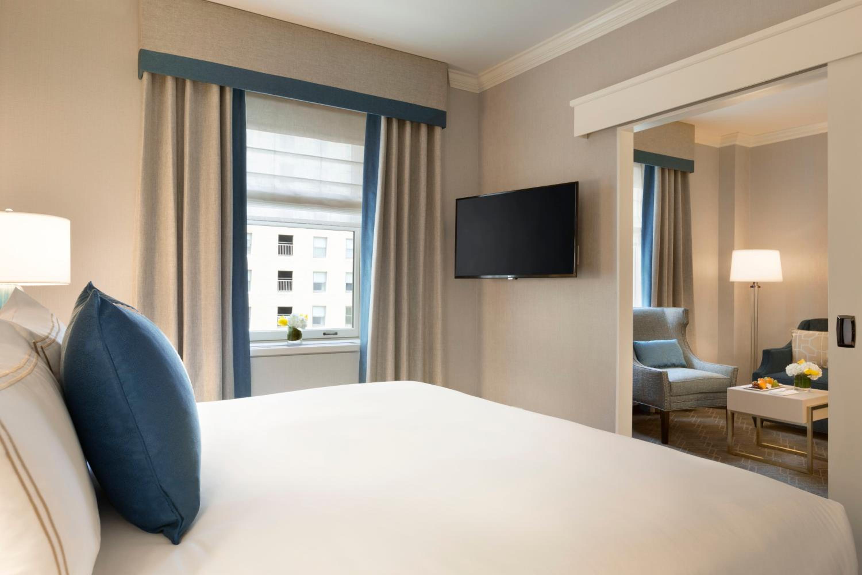 Junior King Suite With Tub - Hearing Accessible