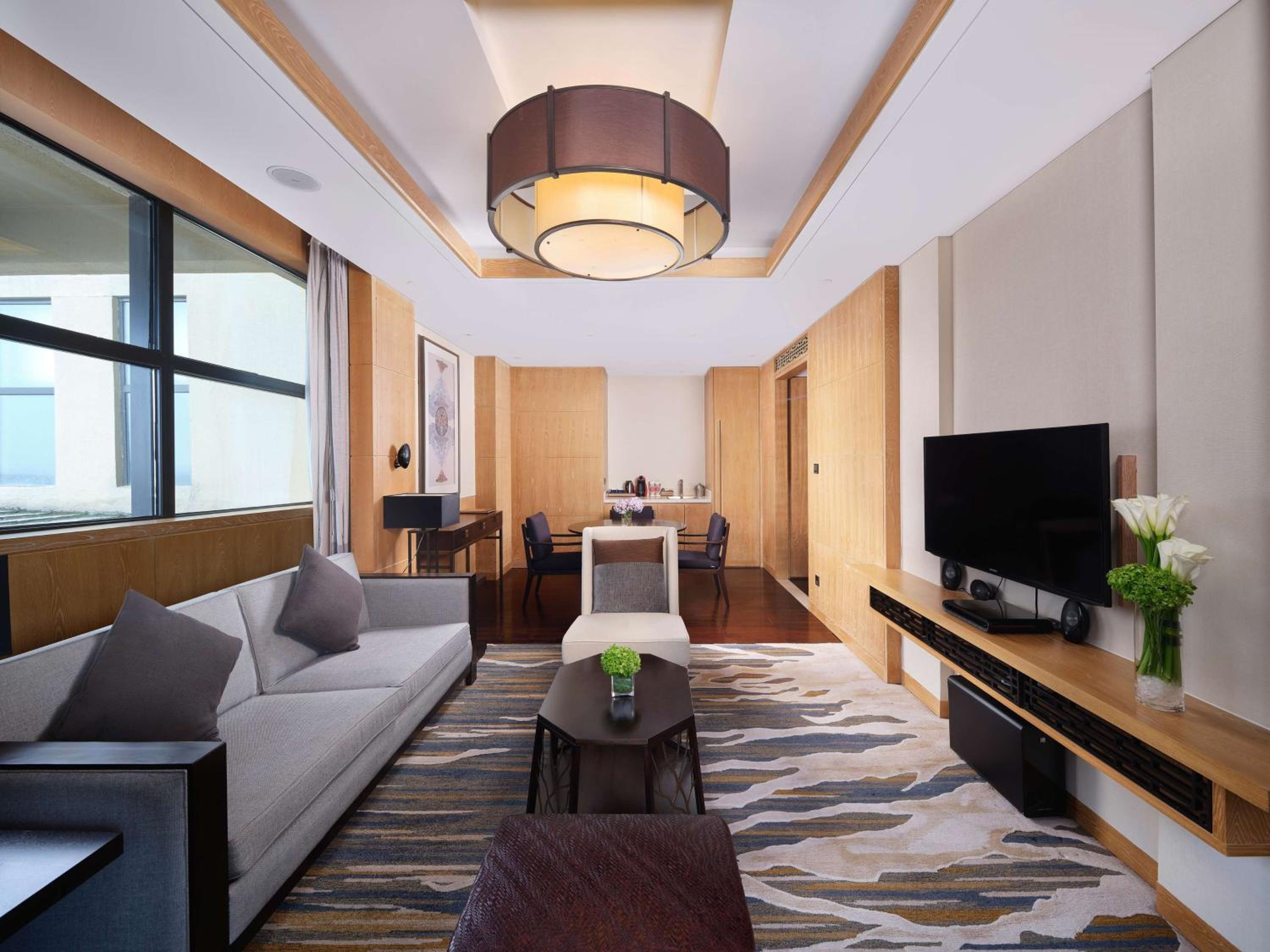 Deluxe King Suite