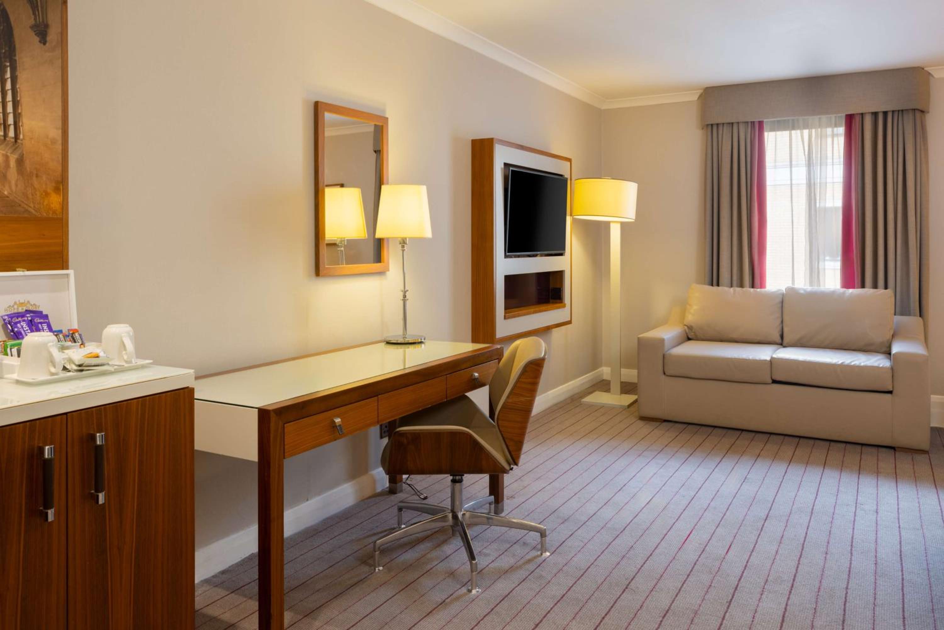 Deluxe King Room with Sofa Bed - Photo 3