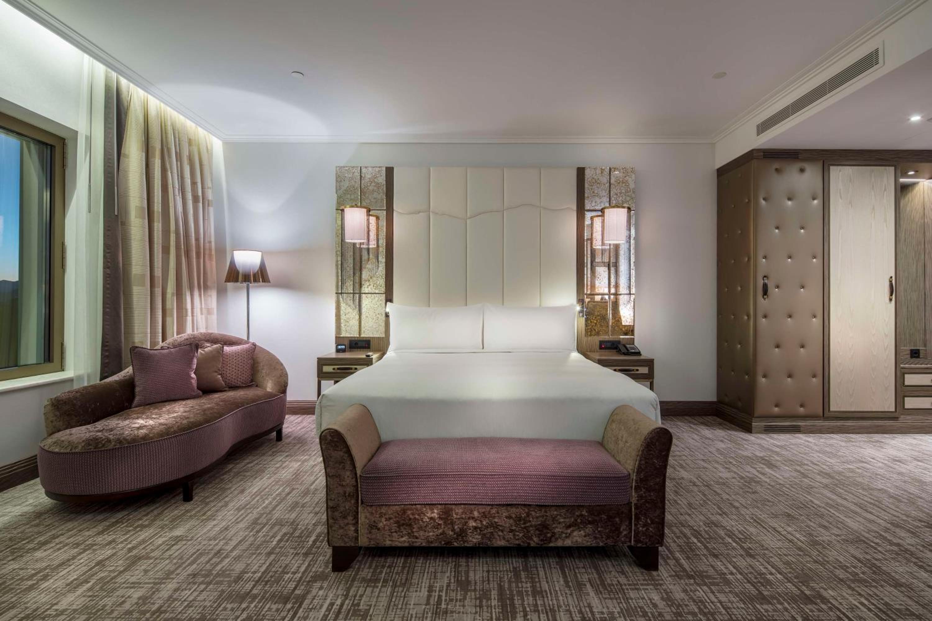 Deluxe King Room with Park View - Photo 5