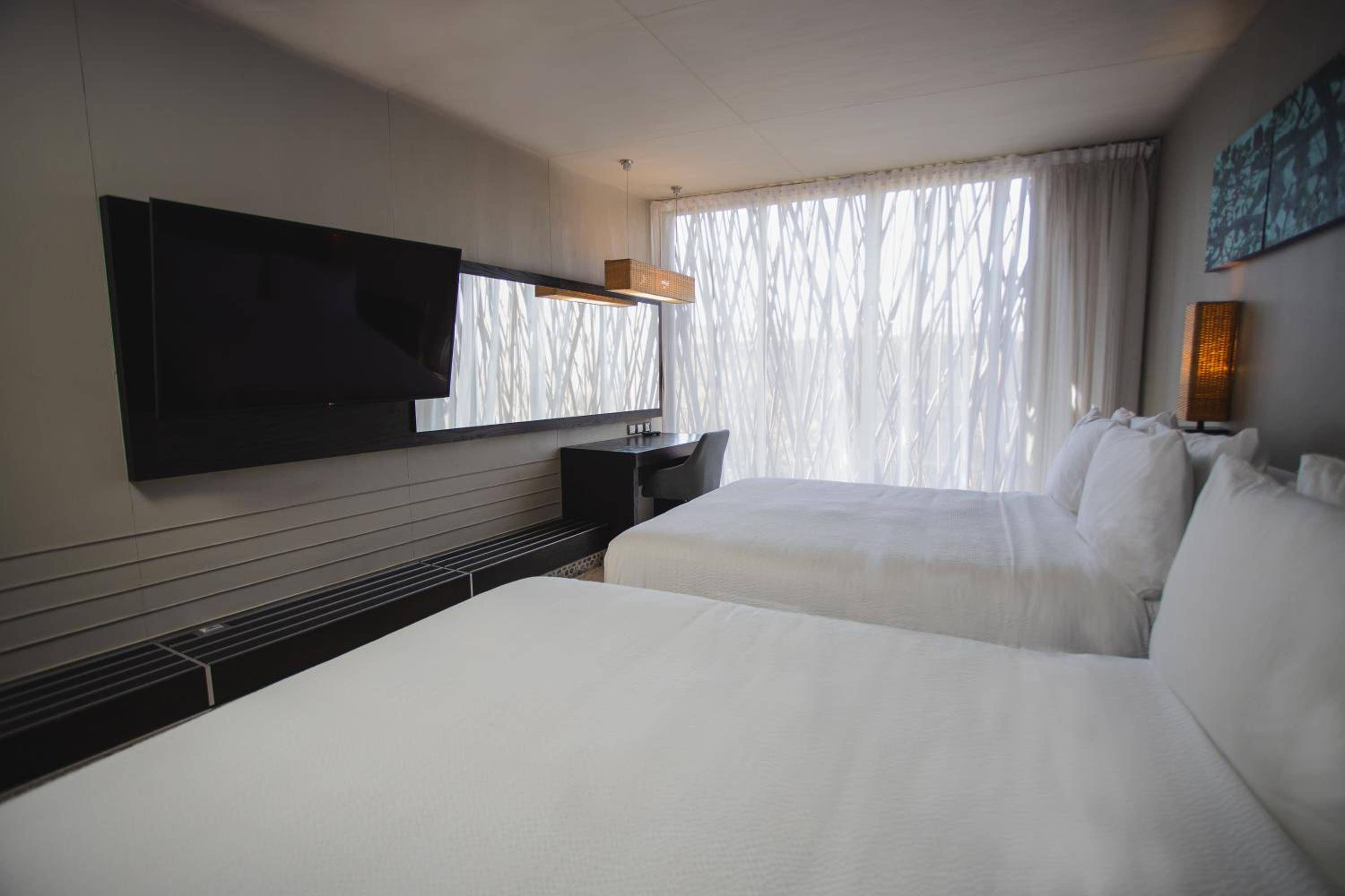 Queen Room with Two Queen Beds - Photo 4