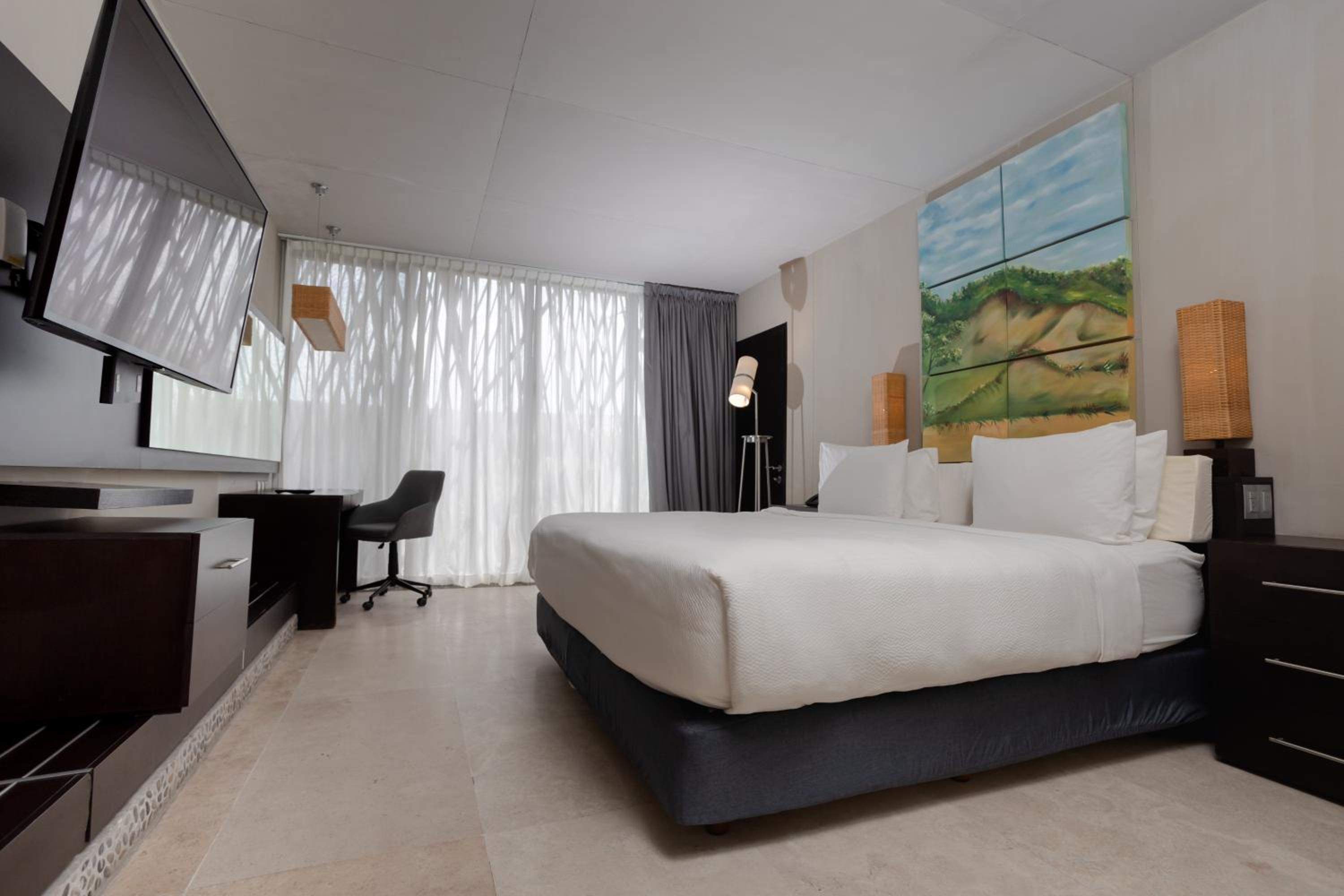 King Room with Pool View - Photo 3