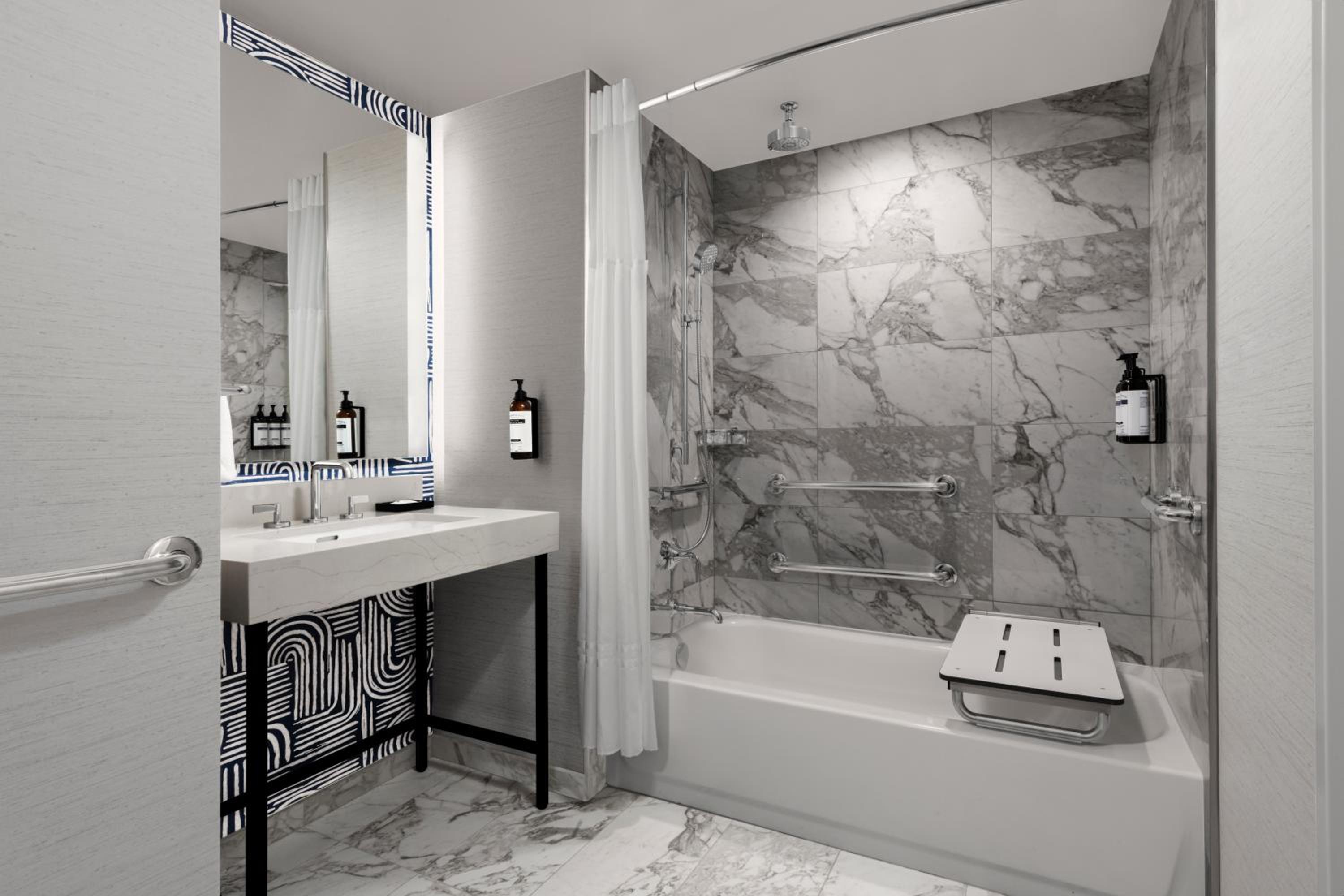 King Room with Accessible Tub - Disability Access - Photo 3