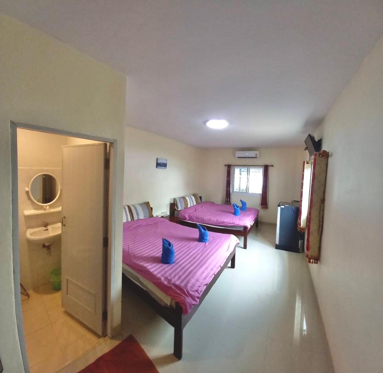 Quadruple Room with Private Bathroom - Photo 5
