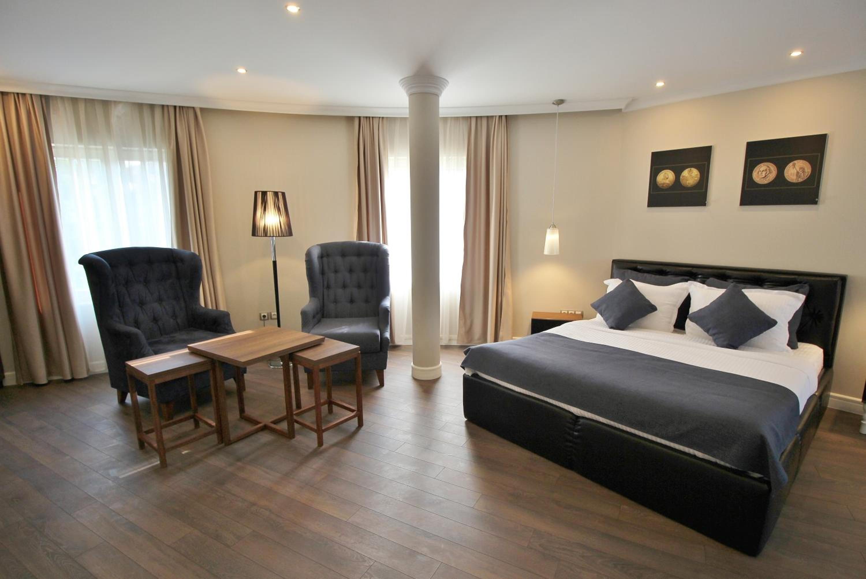Deluxe Junior Suite photo 3