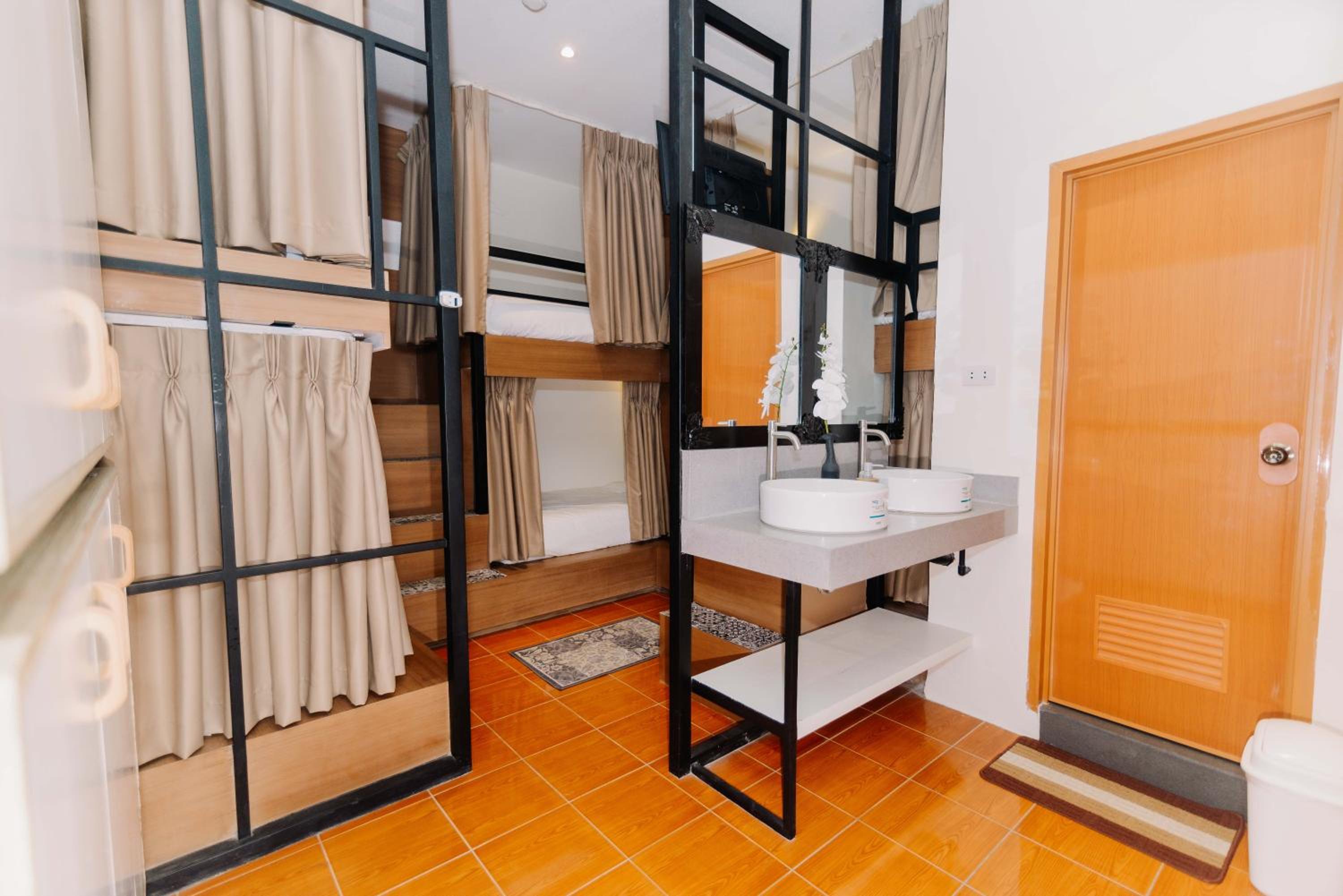 Mixed Dormitory Room photo 3