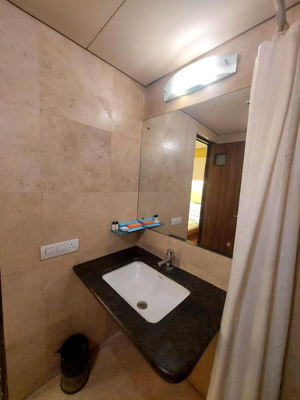 Deluxe Room - Photo 7