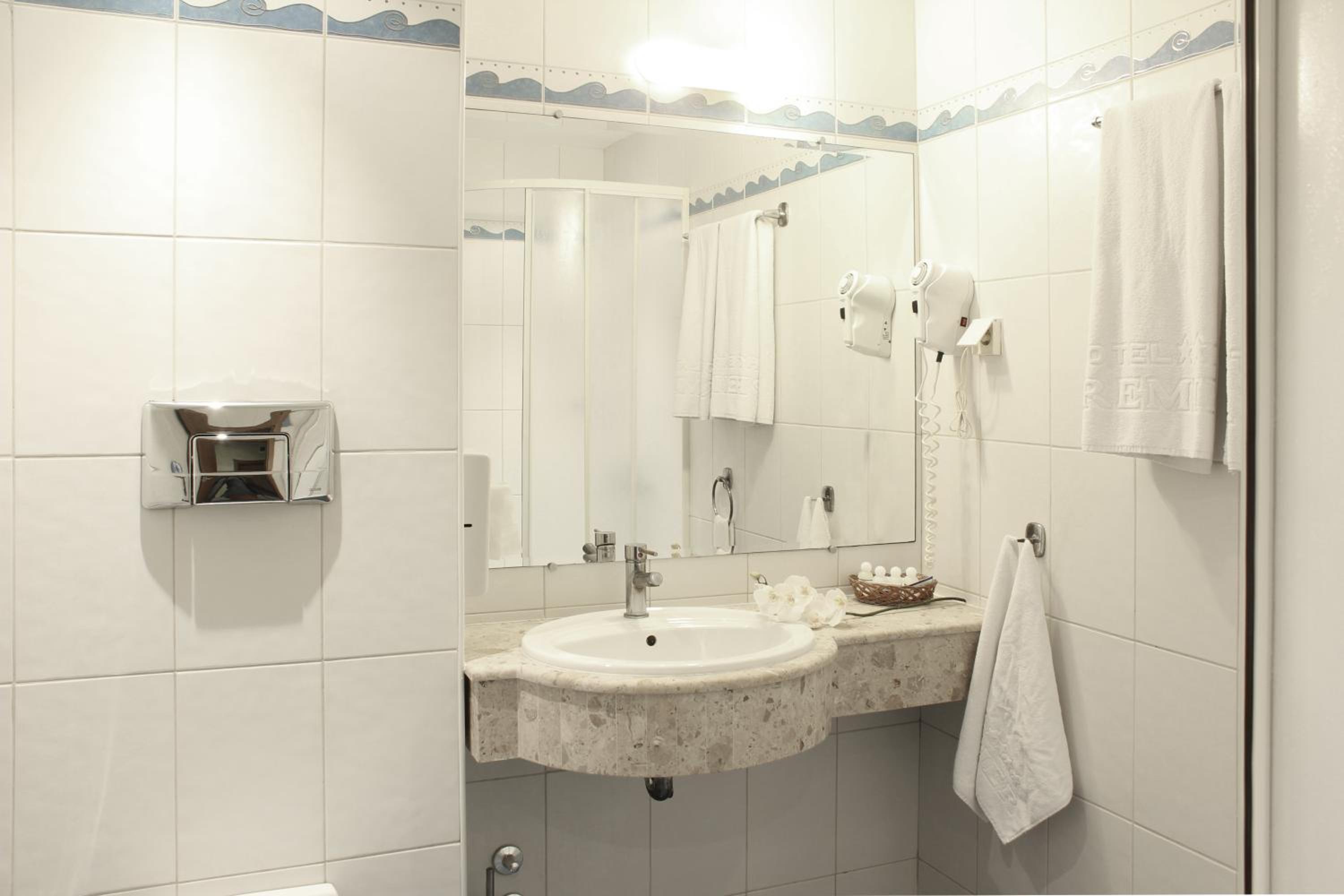 Double or Twin Room - Photo 4
