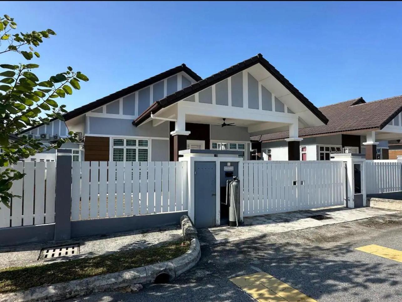 Five-Bedroom House photo 1