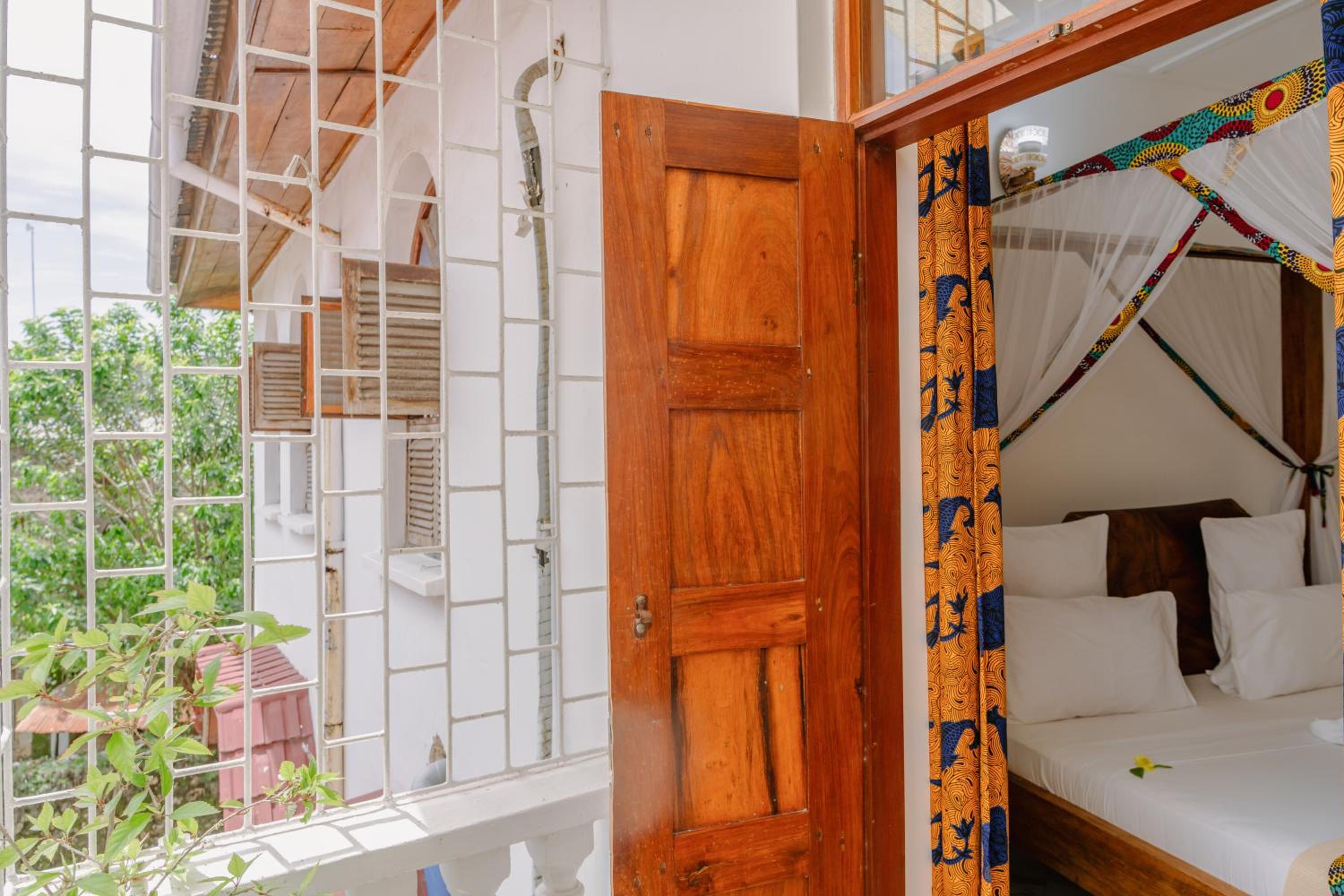 Deluxe Double Room with Balcony - Photo 9