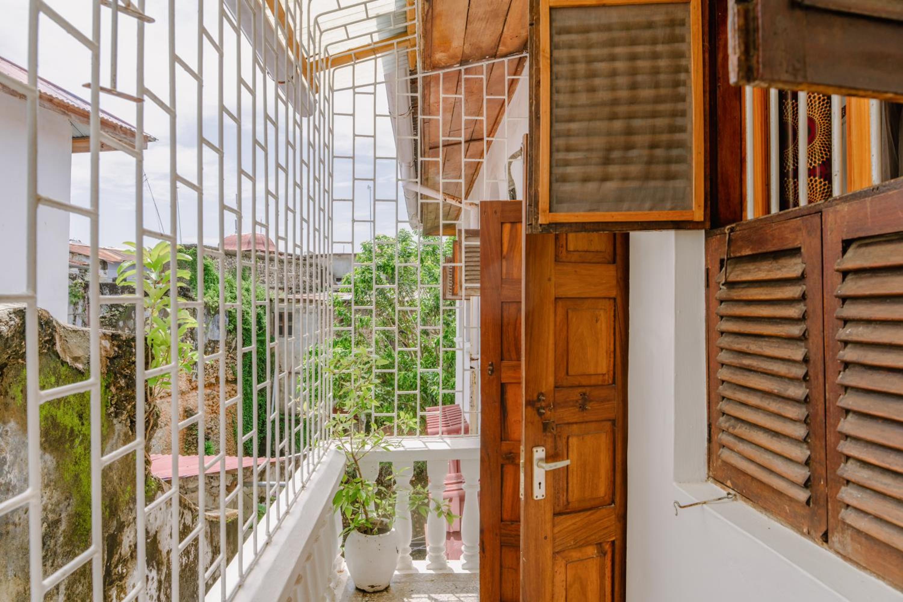 Deluxe Double Room with Balcony - Photo 5