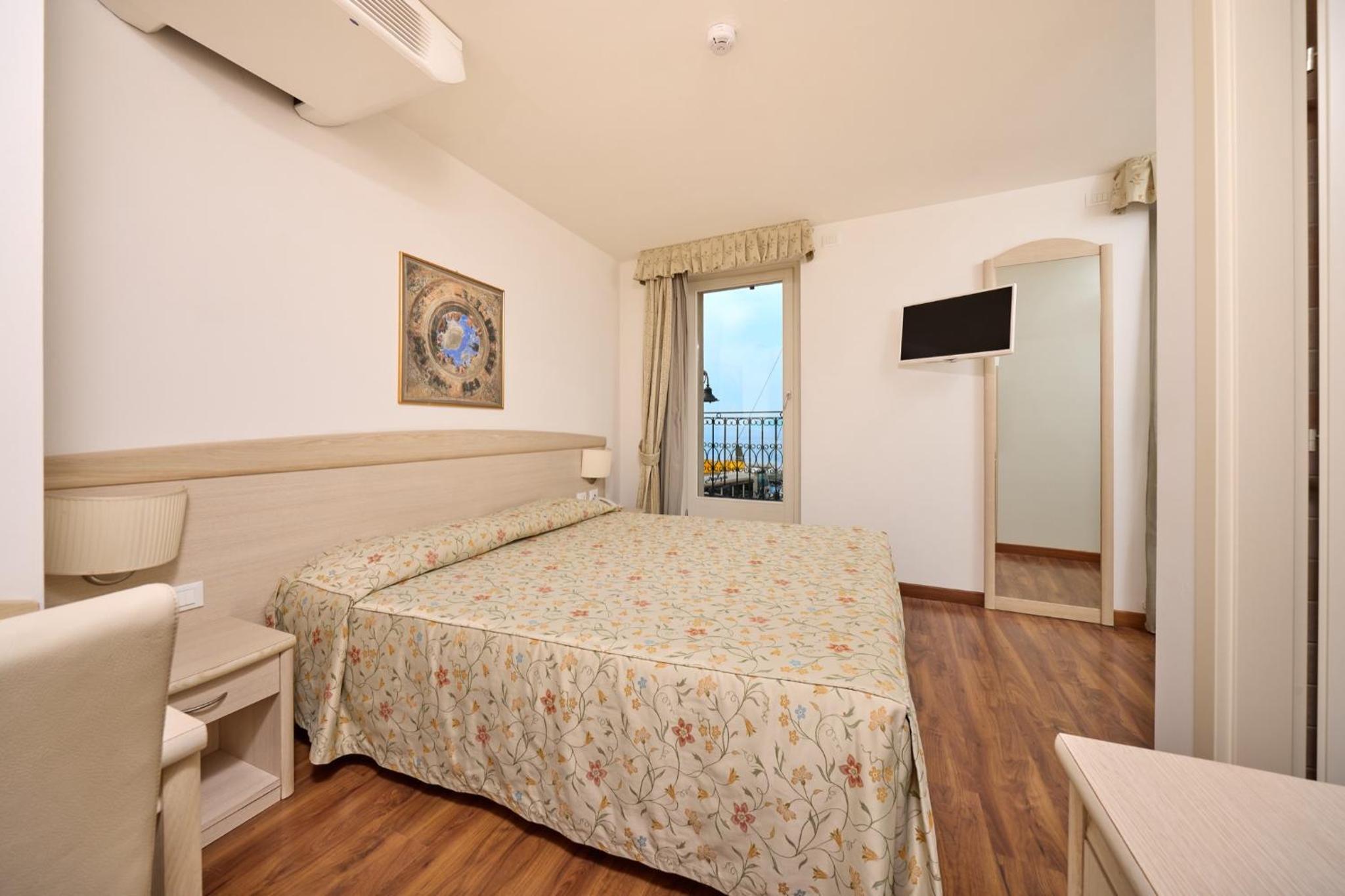 Double or Twin Room with Balcony and Lake View - Photo 2