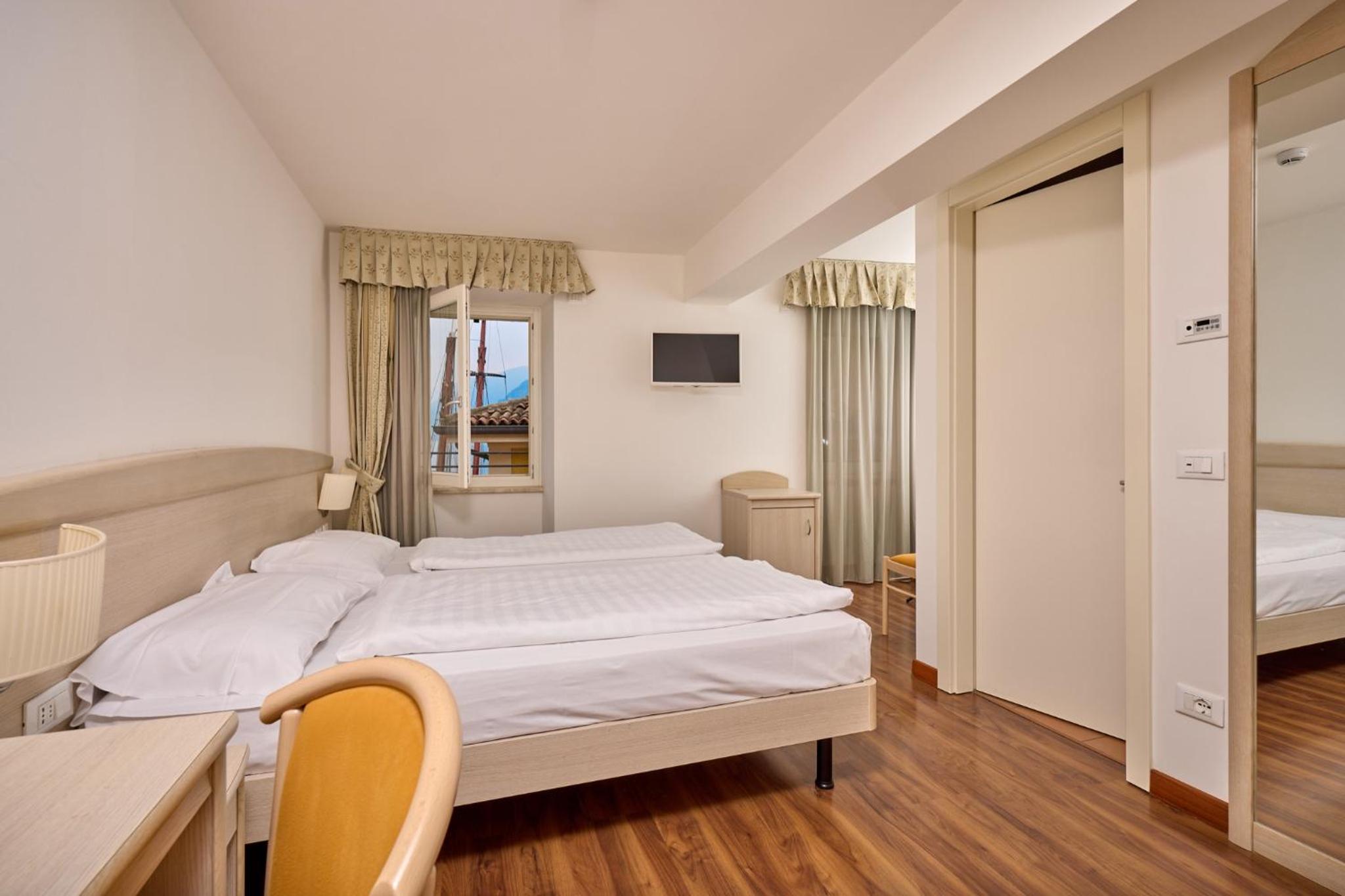 Double or Twin Room with Lake View - Photo 1