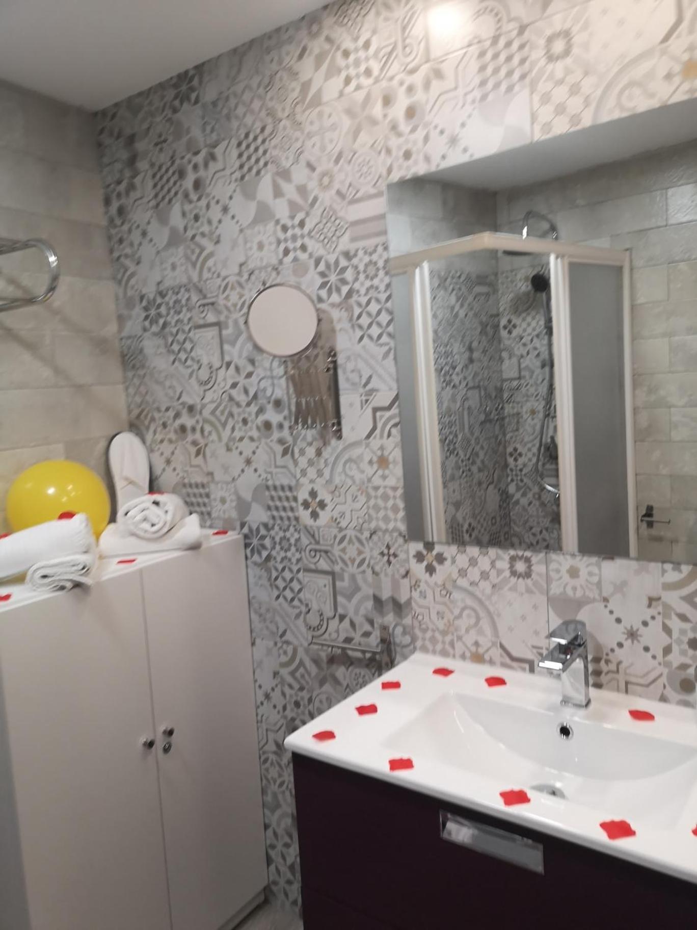One-Bedroom Suite - Photo 3