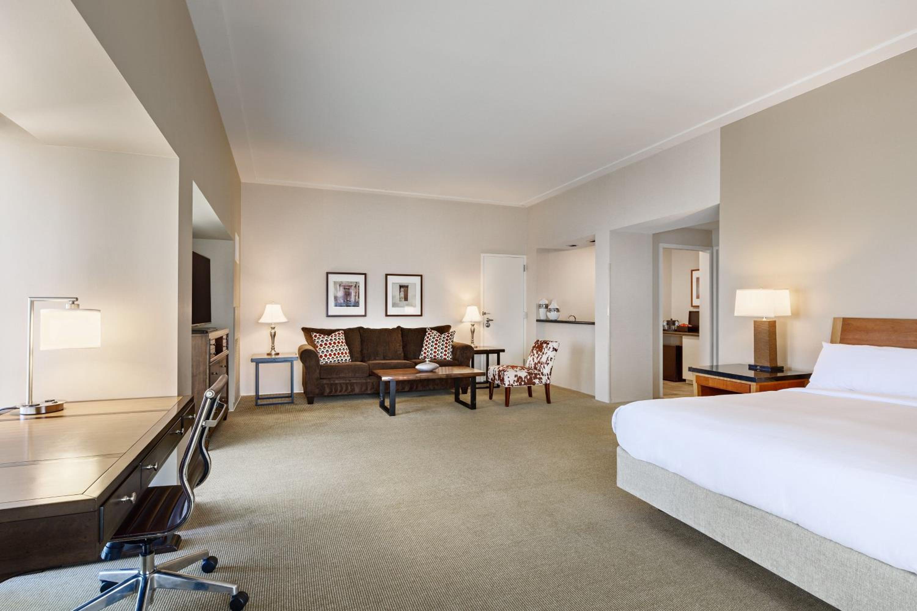 Concierge lounge access, 1 Bedroom Junior Suite, 1 King - Photo 3