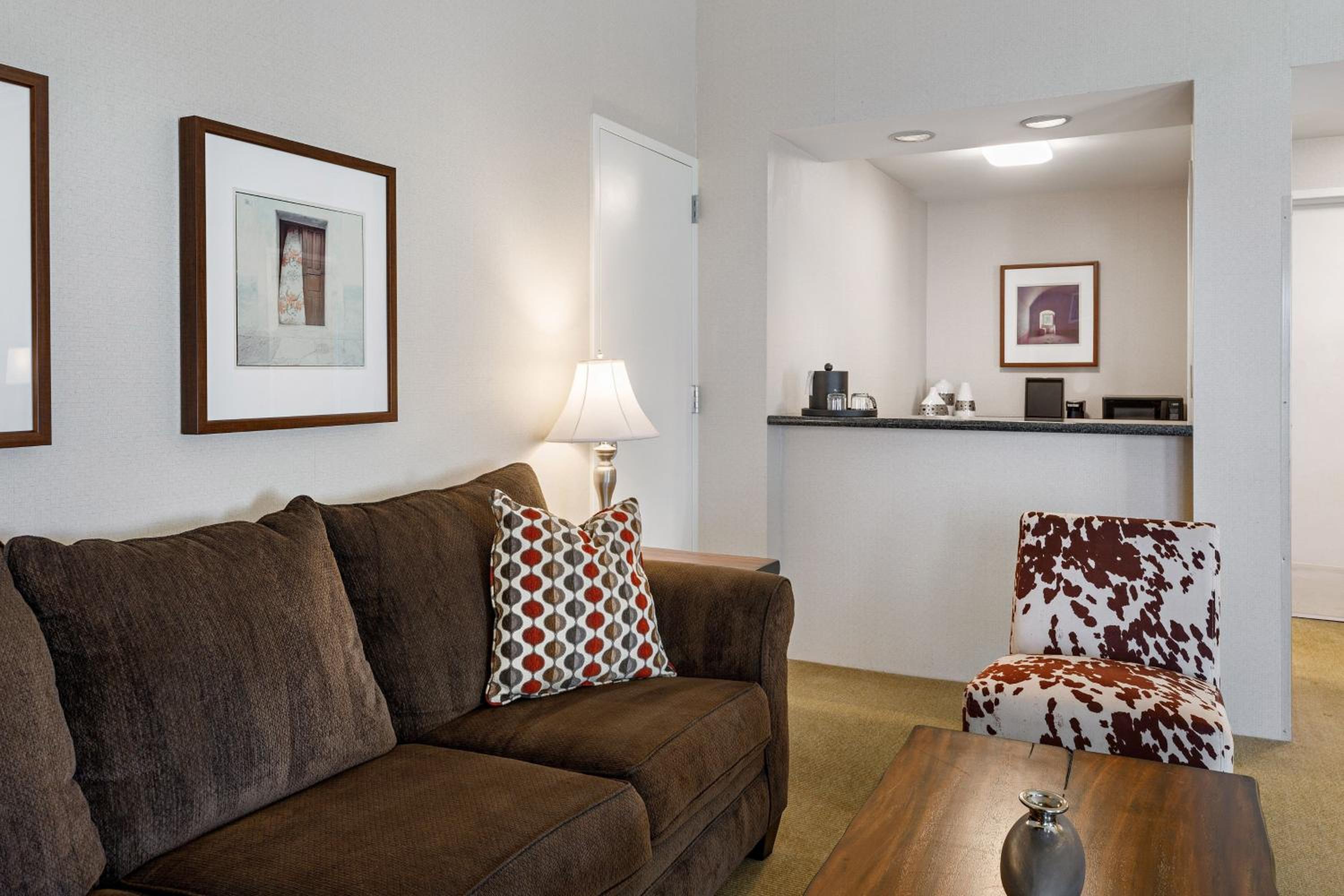 Concierge lounge access, 1 Bedroom Junior Suite, 1 King - Photo 4