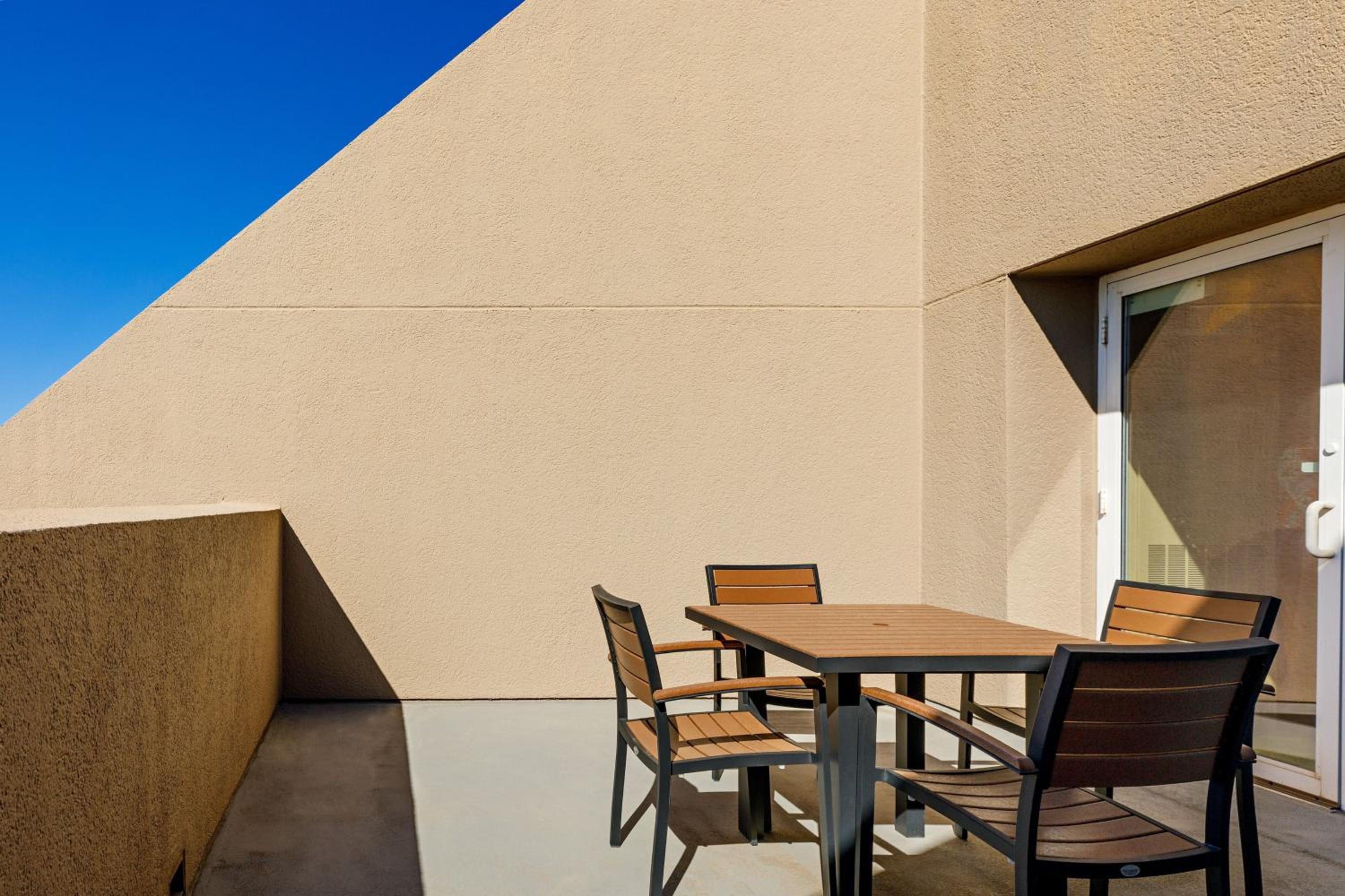 Larger Guest room, 1 King, Balcony - Photo 5