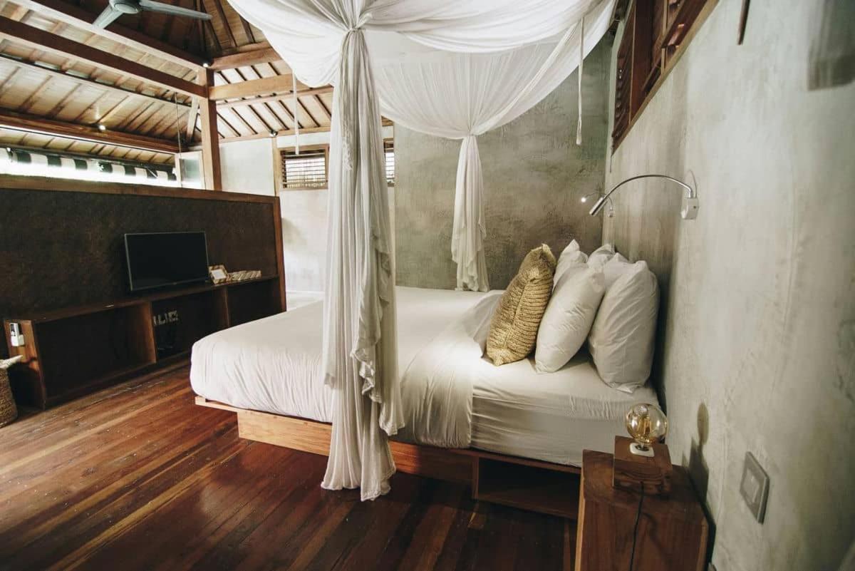 Deluxe Bungalow With Pool Access - Photo 3