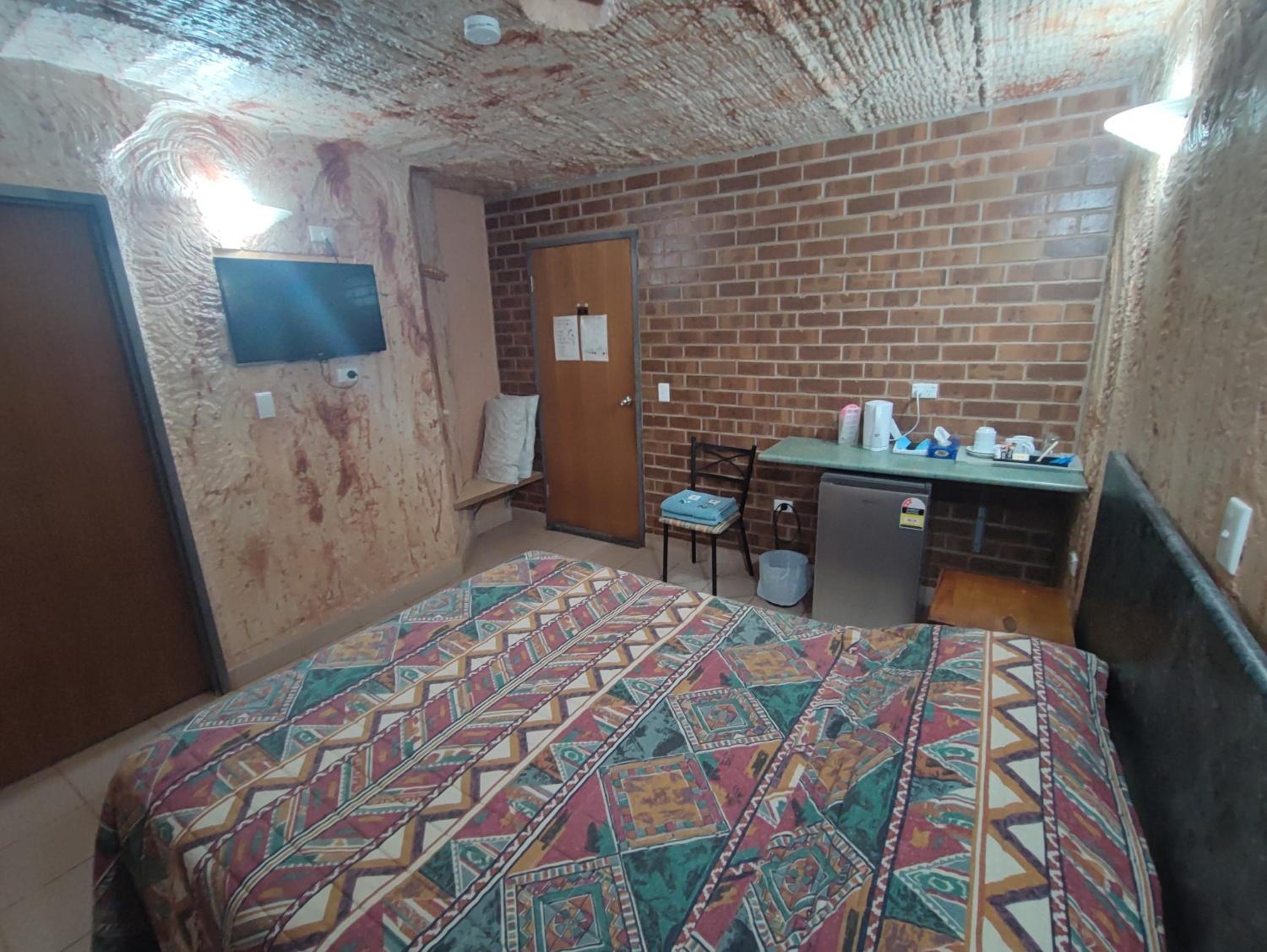 Double Room with Private Bathroom - Underground photo 2