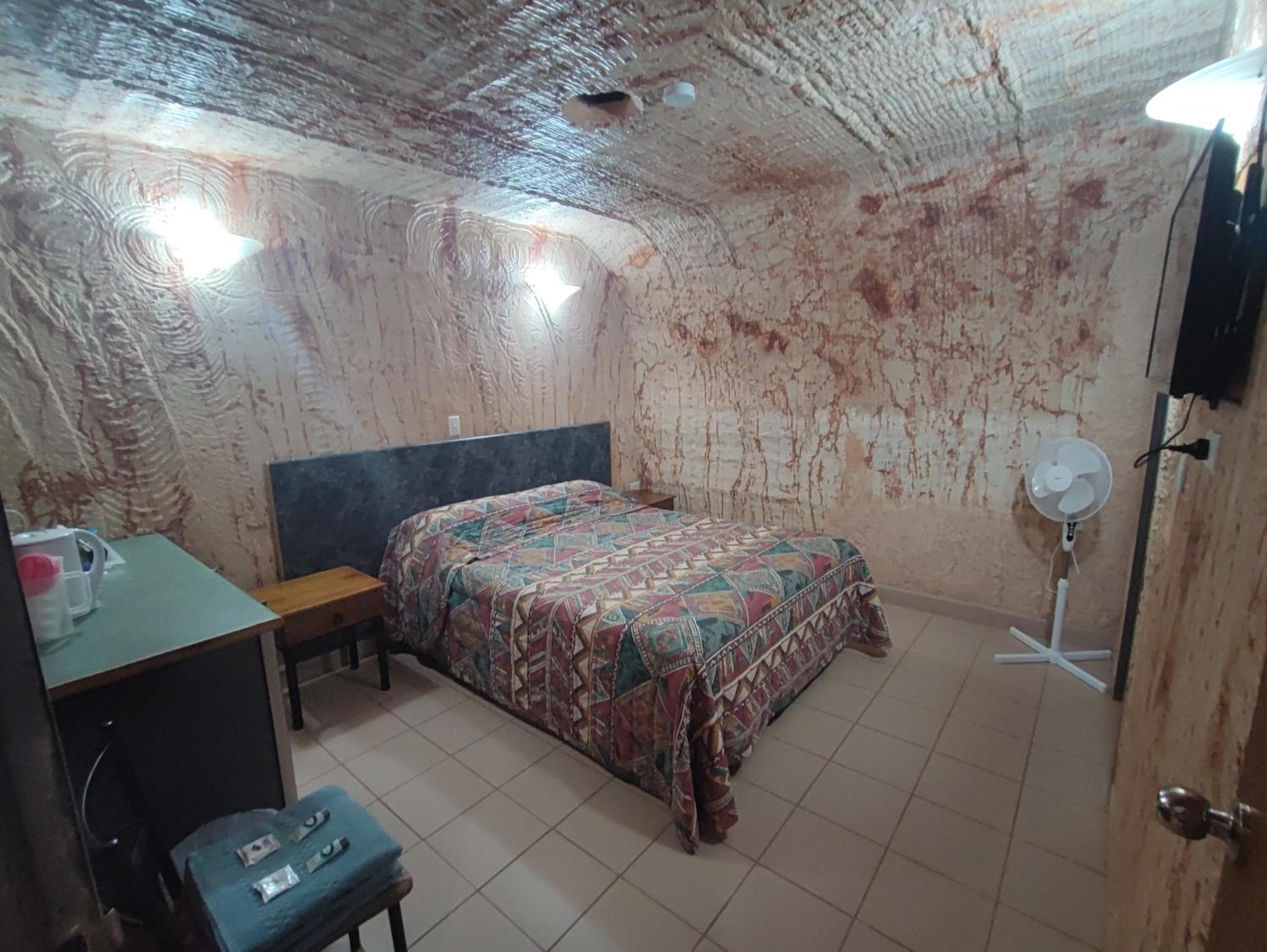 Double Room with Private Bathroom - Underground photo 3