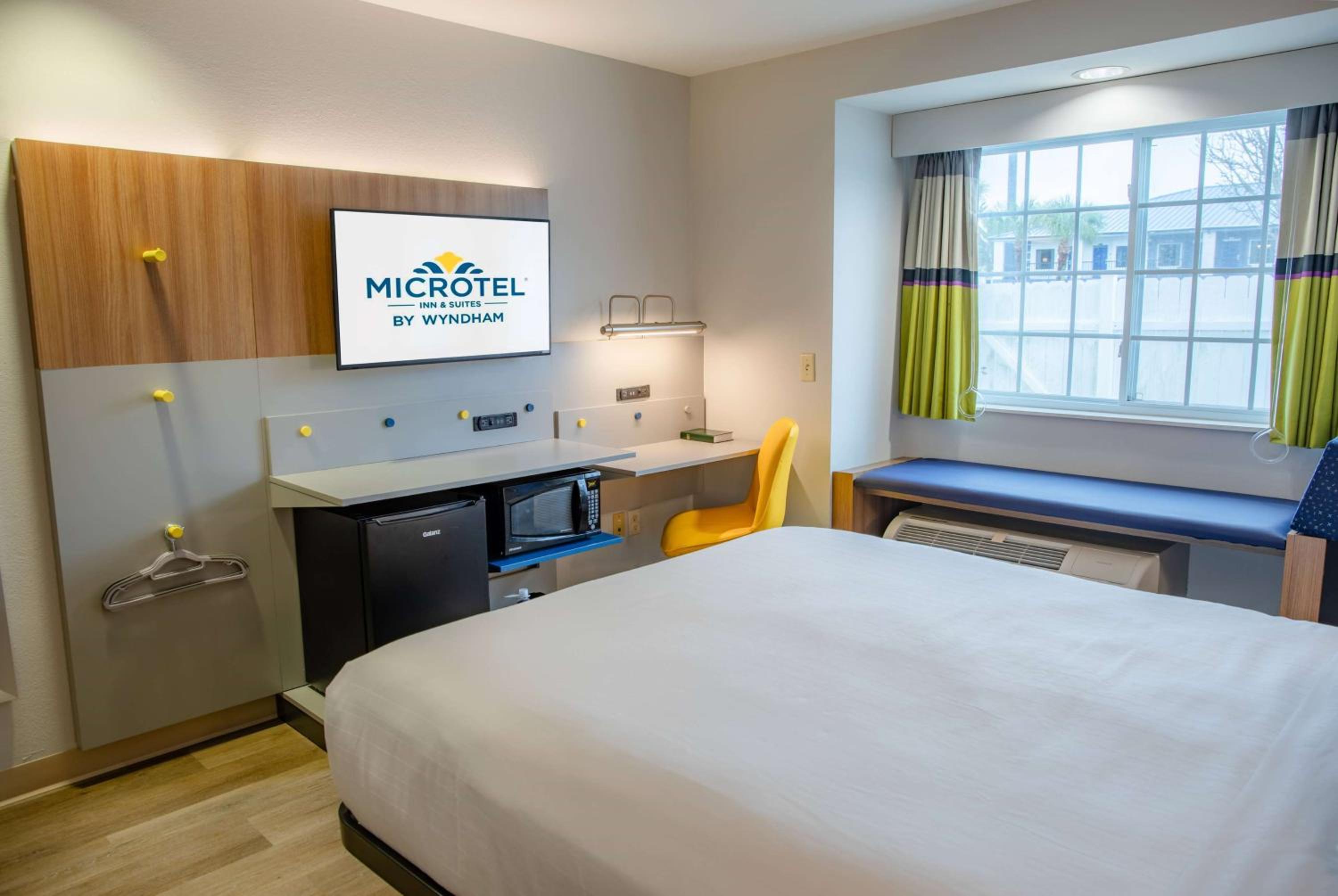 1 Queen Bed, Mobility Accessible Room with Roll-In Shower, Non-Smoking - Photo 1