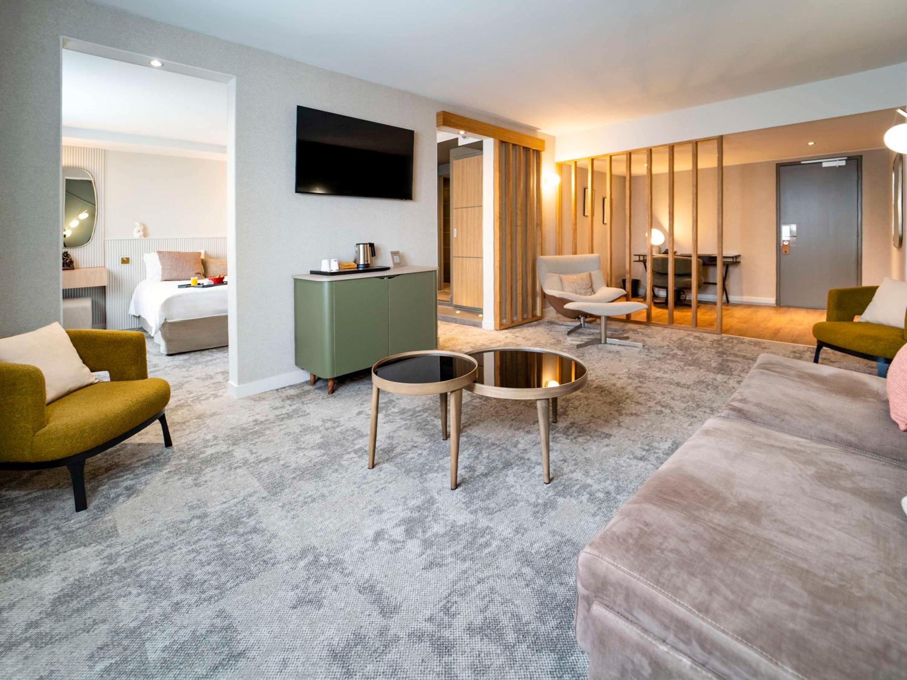 Superior King Suite with Sofa - Garden Side photo 3