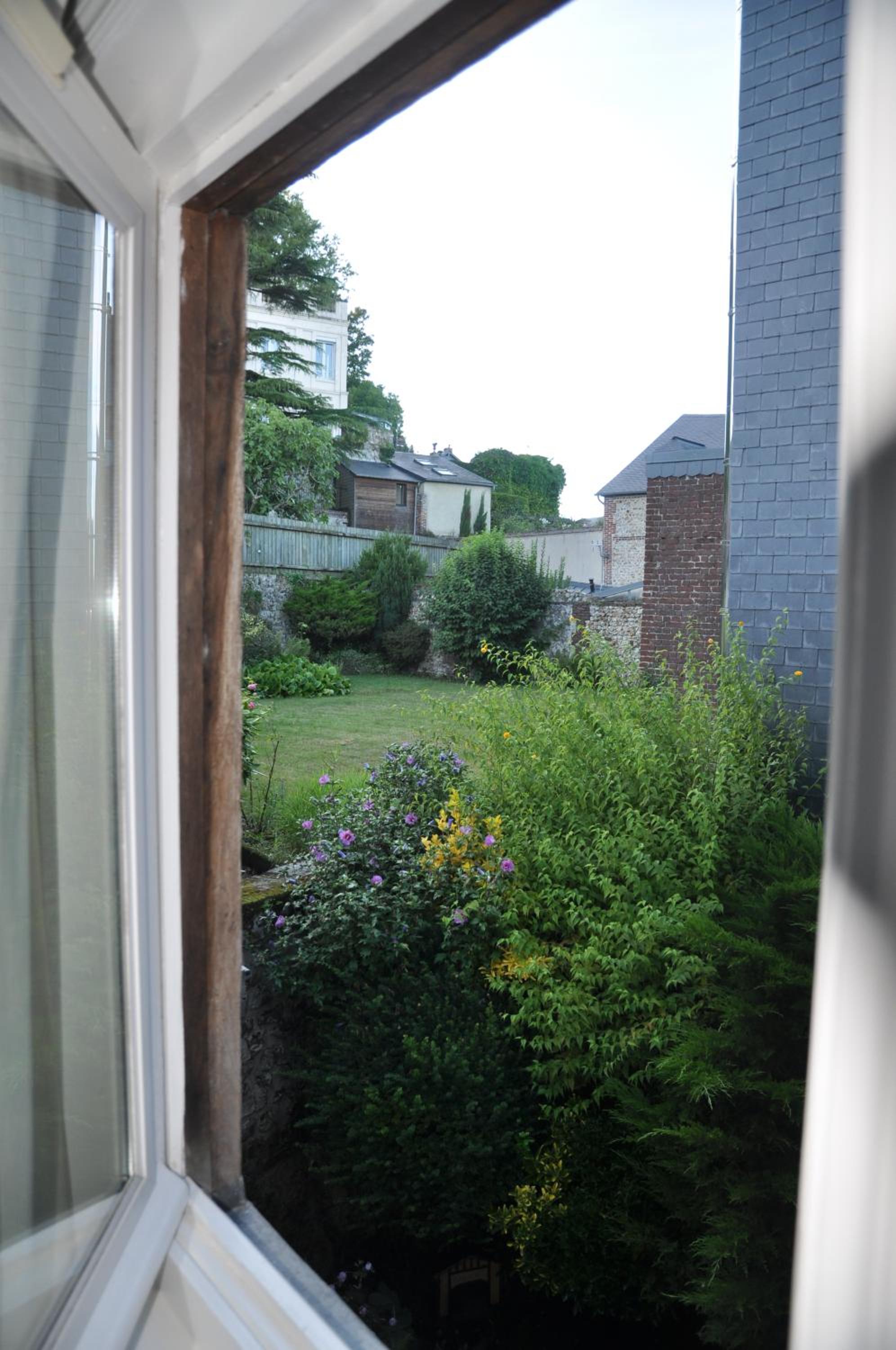Studio (3 Adults) - Photo 22